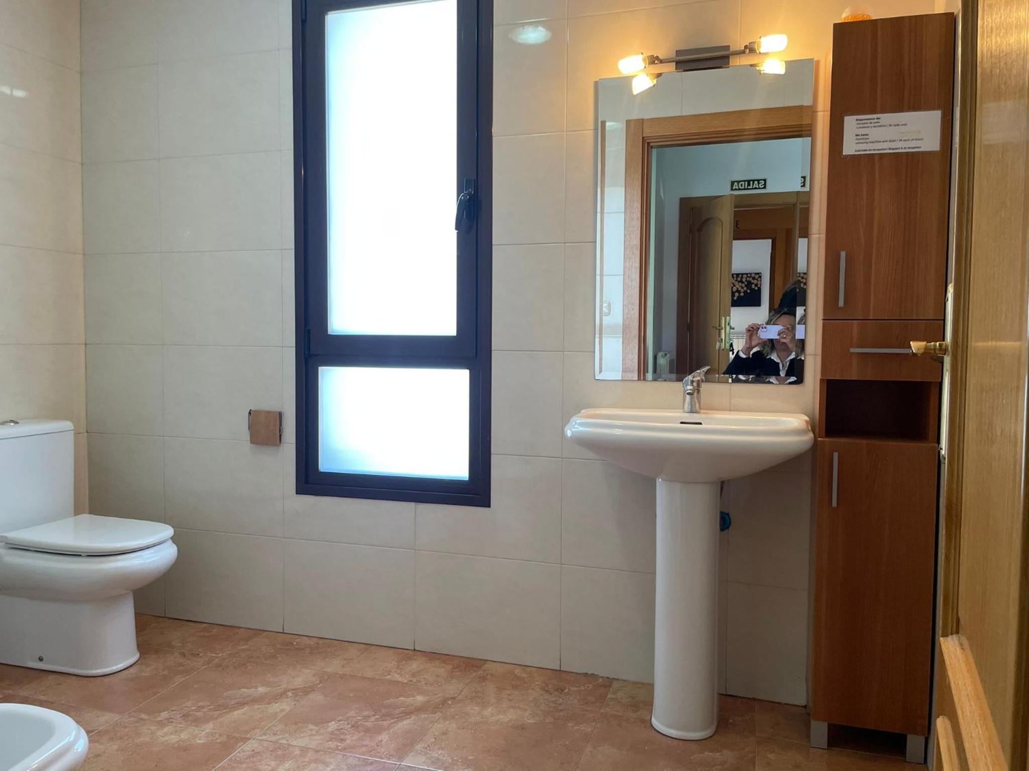 Quadruple Room with Private Bathroom - Photo 5