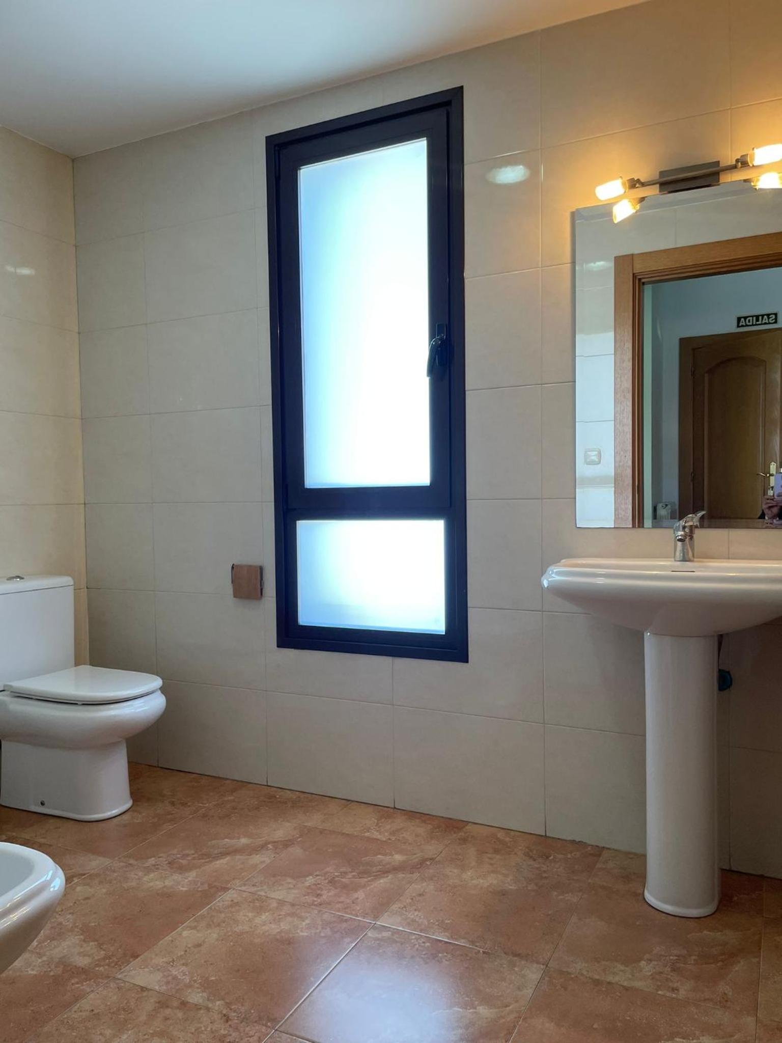 Quadruple Room with Private Bathroom - Photo 7