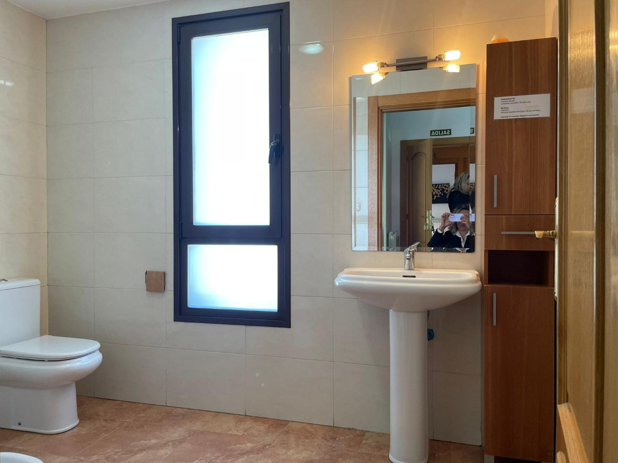 Quadruple Room with Private Bathroom - Photo 4