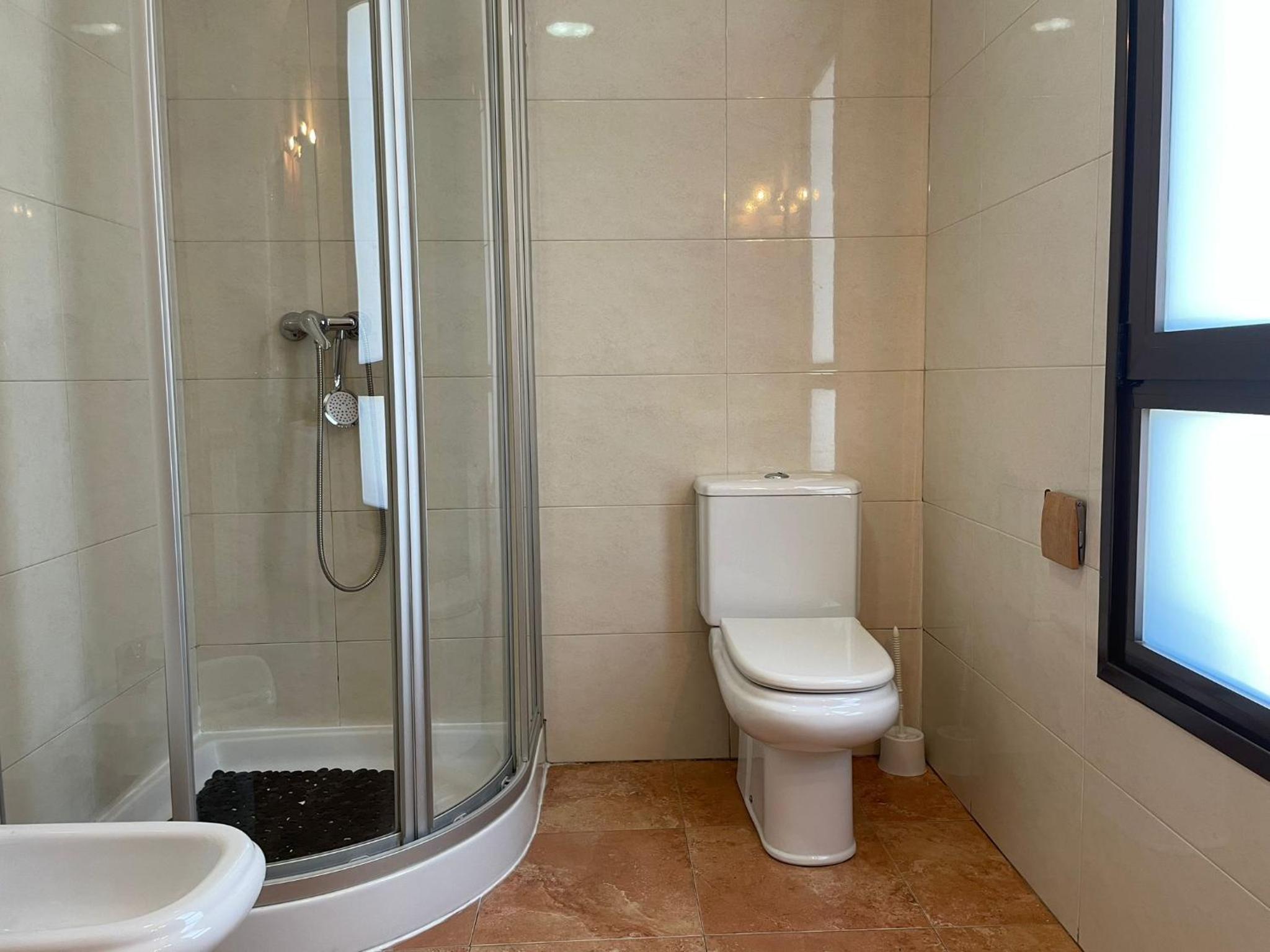Quadruple Room with Private Bathroom - Photo 13