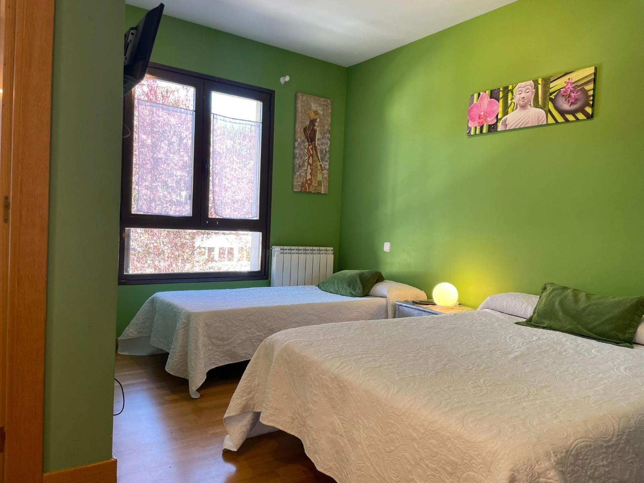 Quadruple Room with Private Bathroom - Photo 18