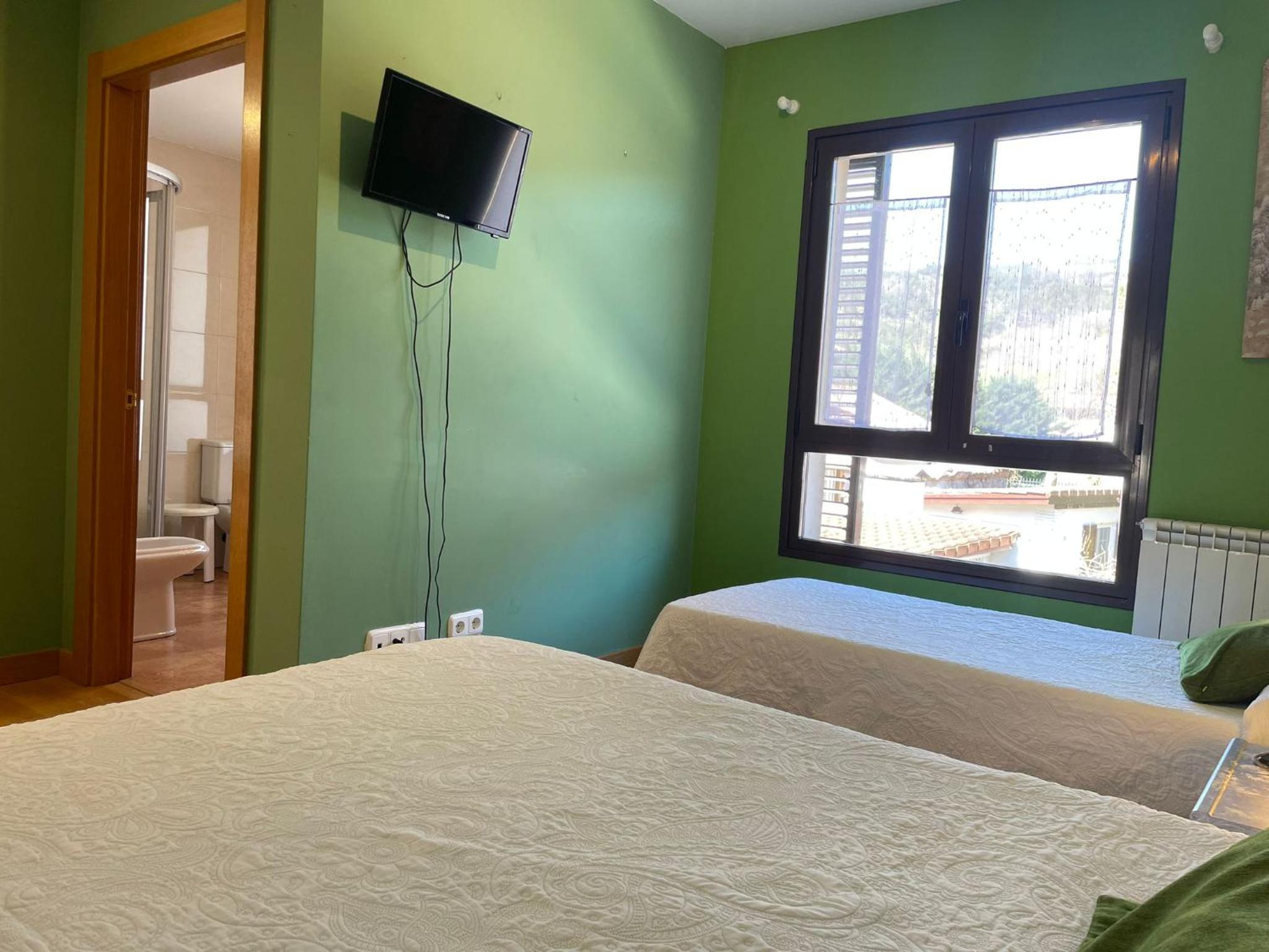 Quadruple Room with Private Bathroom - Photo 12
