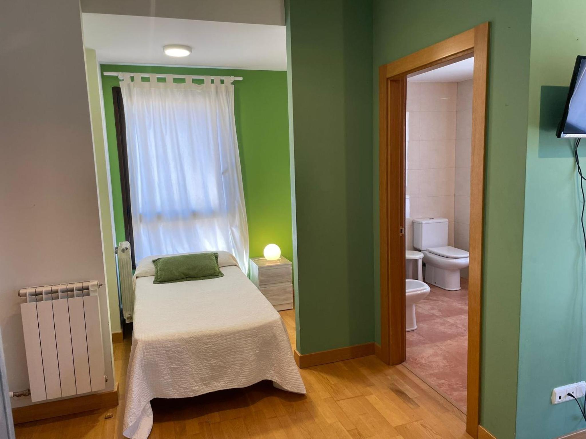 Quadruple Room with Private Bathroom - Photo 11