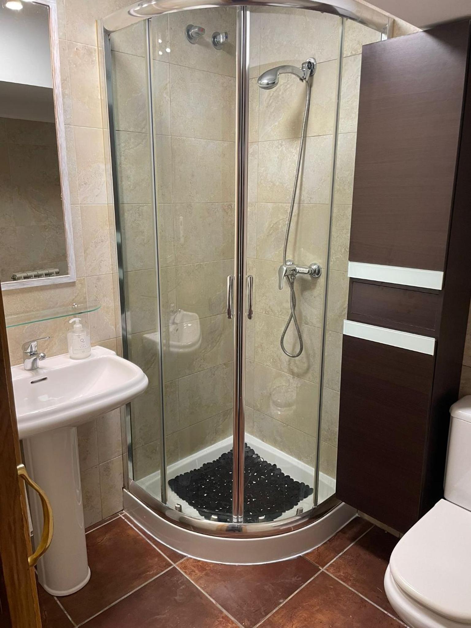Quadruple Room with Private Bathroom - Photo 17