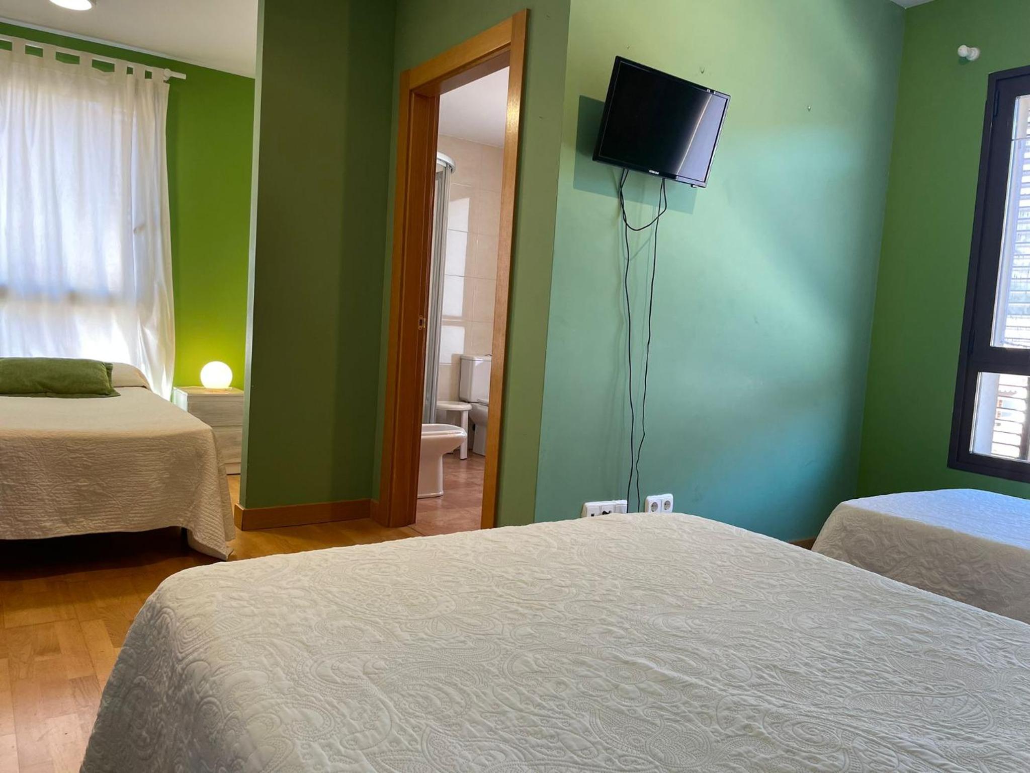 Quadruple Room with Private Bathroom - Photo 15