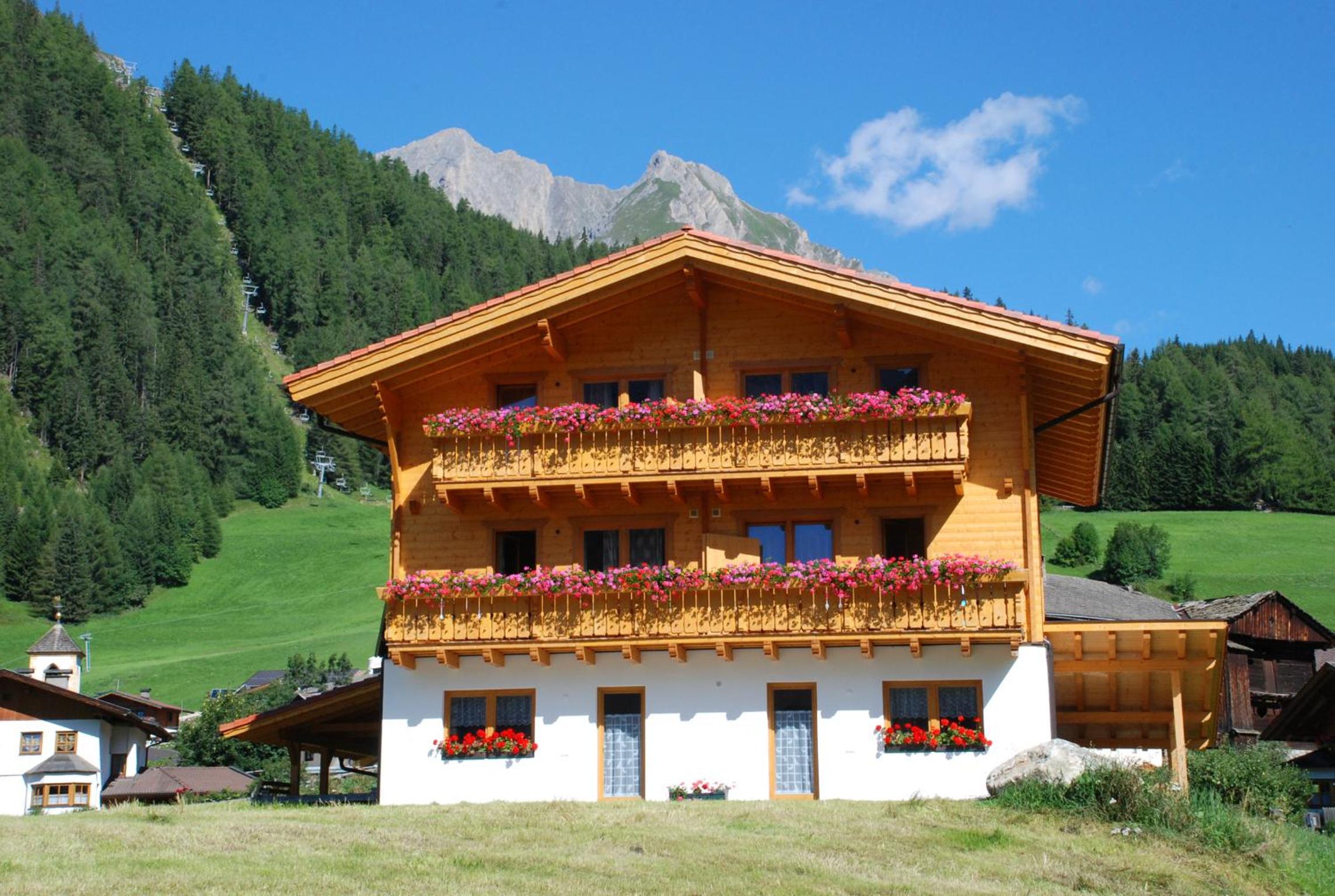 Apartment with Mountain View photo 3