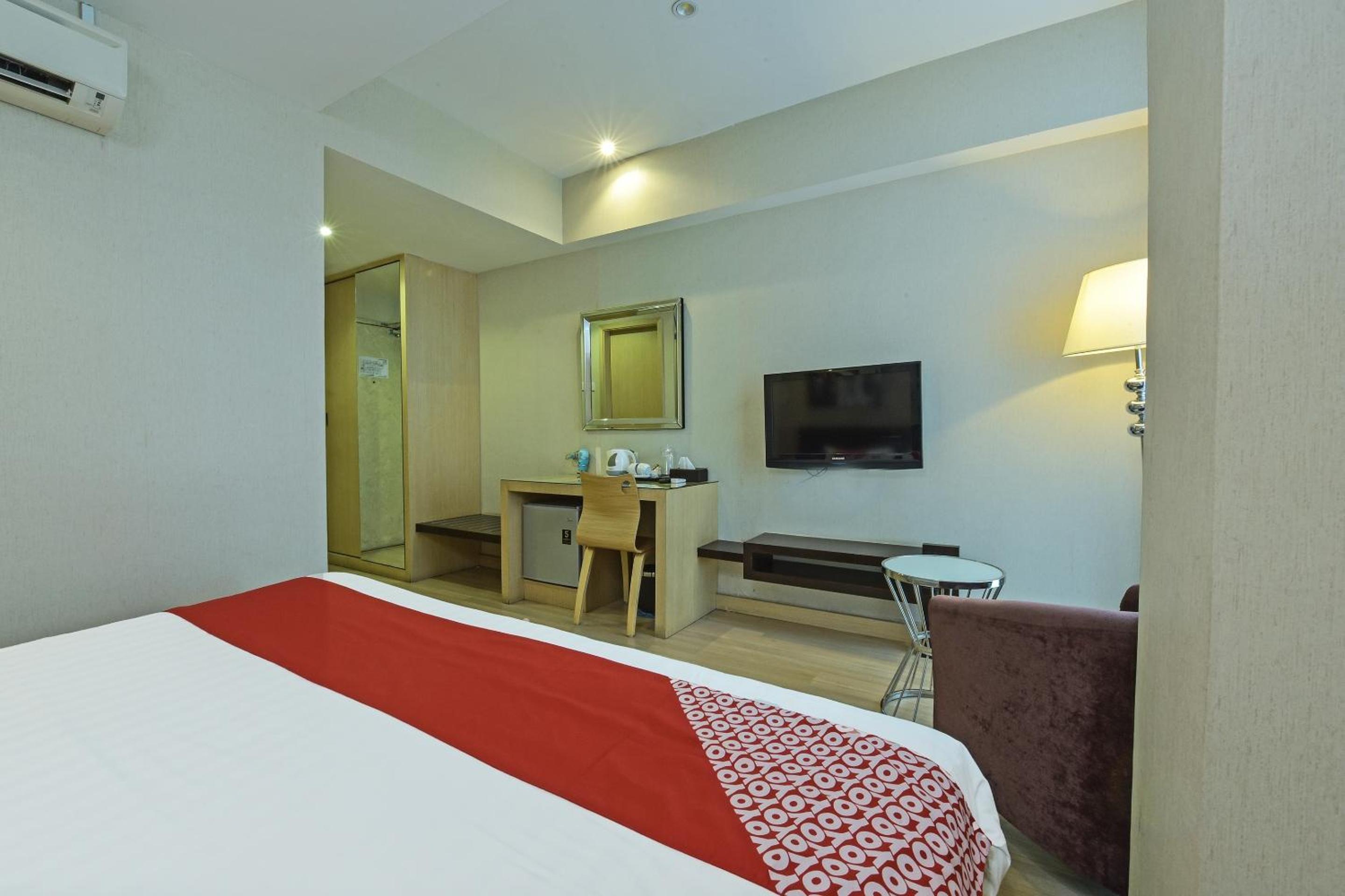 Deluxe King Room - Photo 2