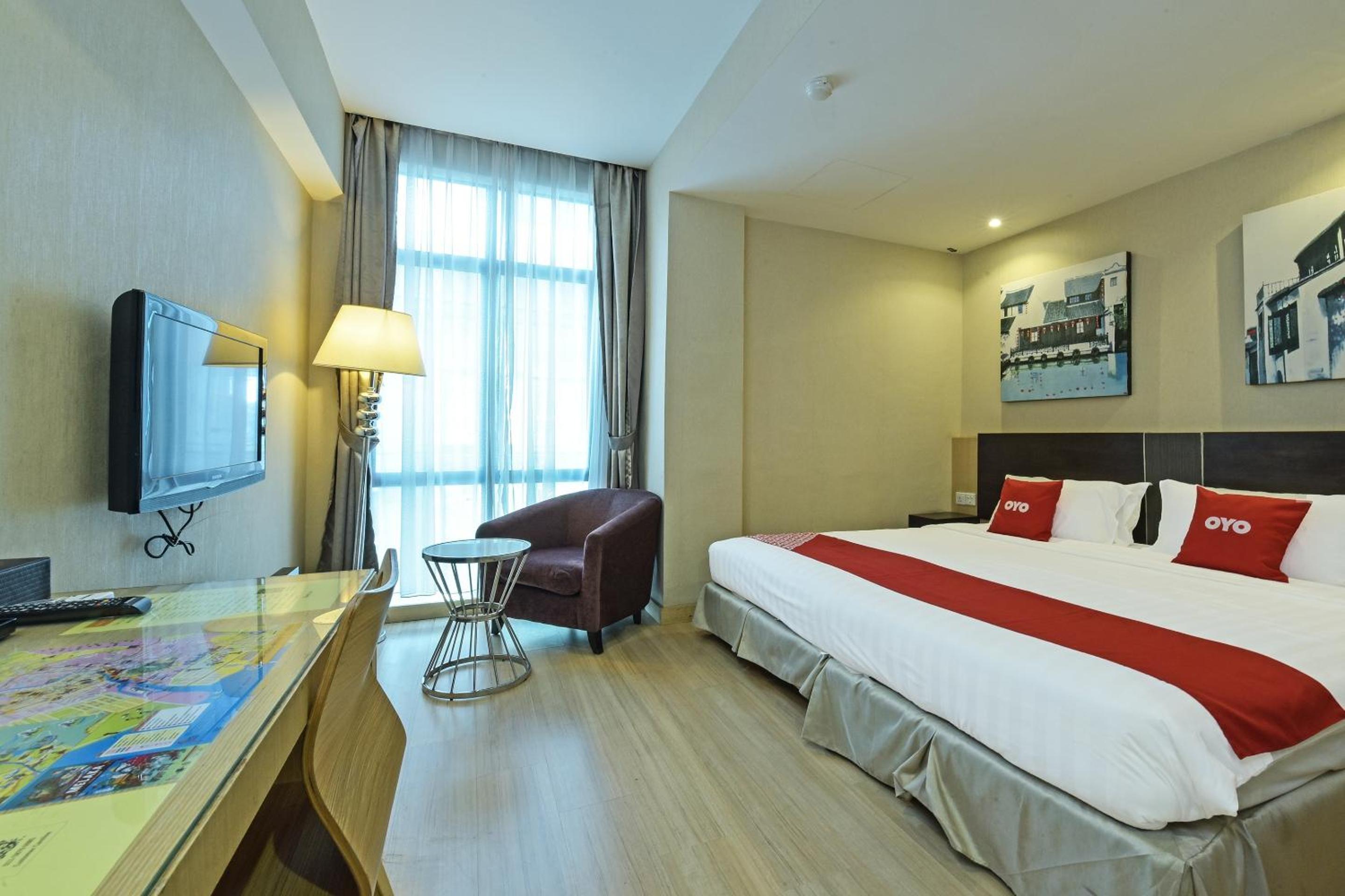Deluxe King Room - Photo 3