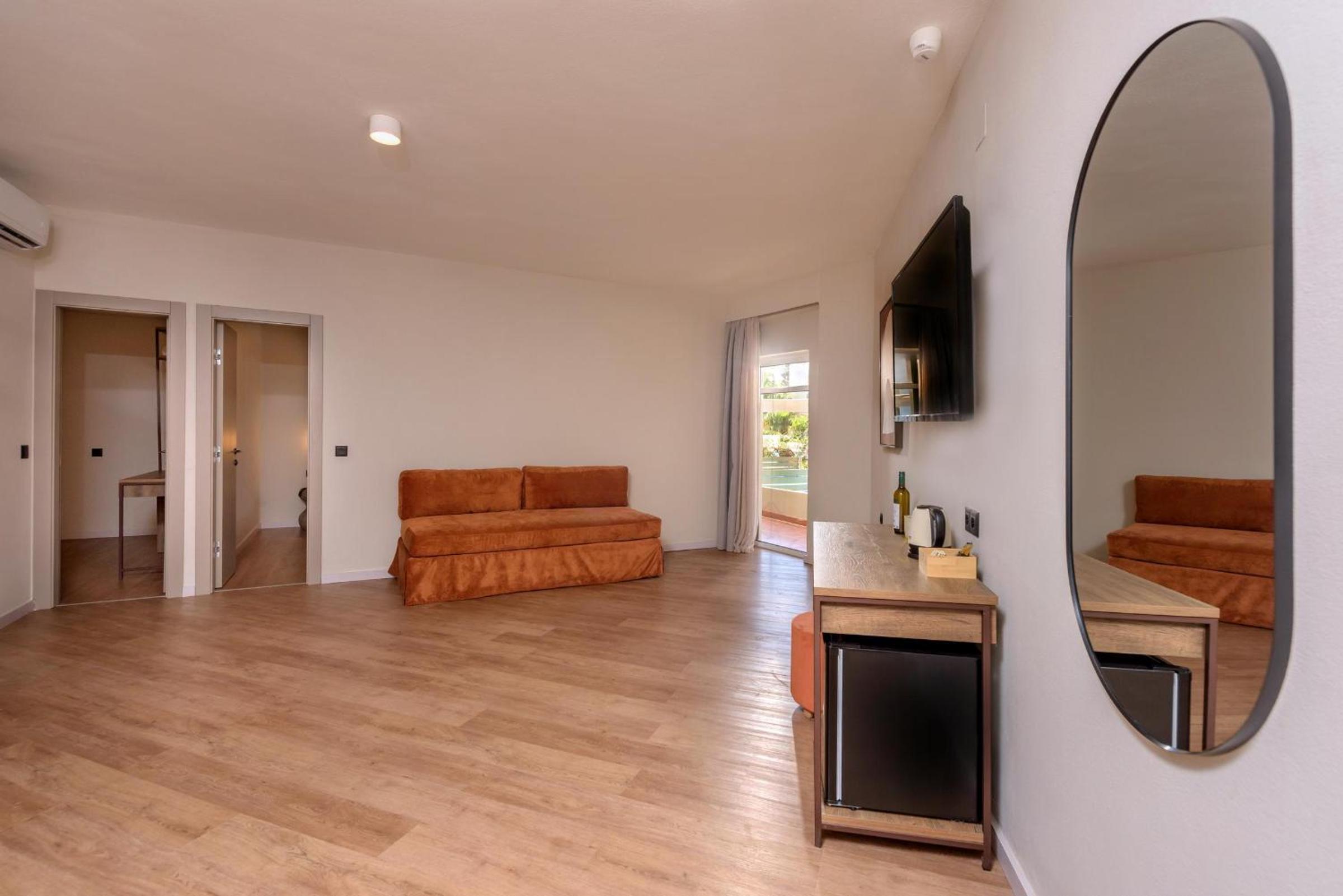 Superior Family Room 2-Bed Private Pool - Photo 4