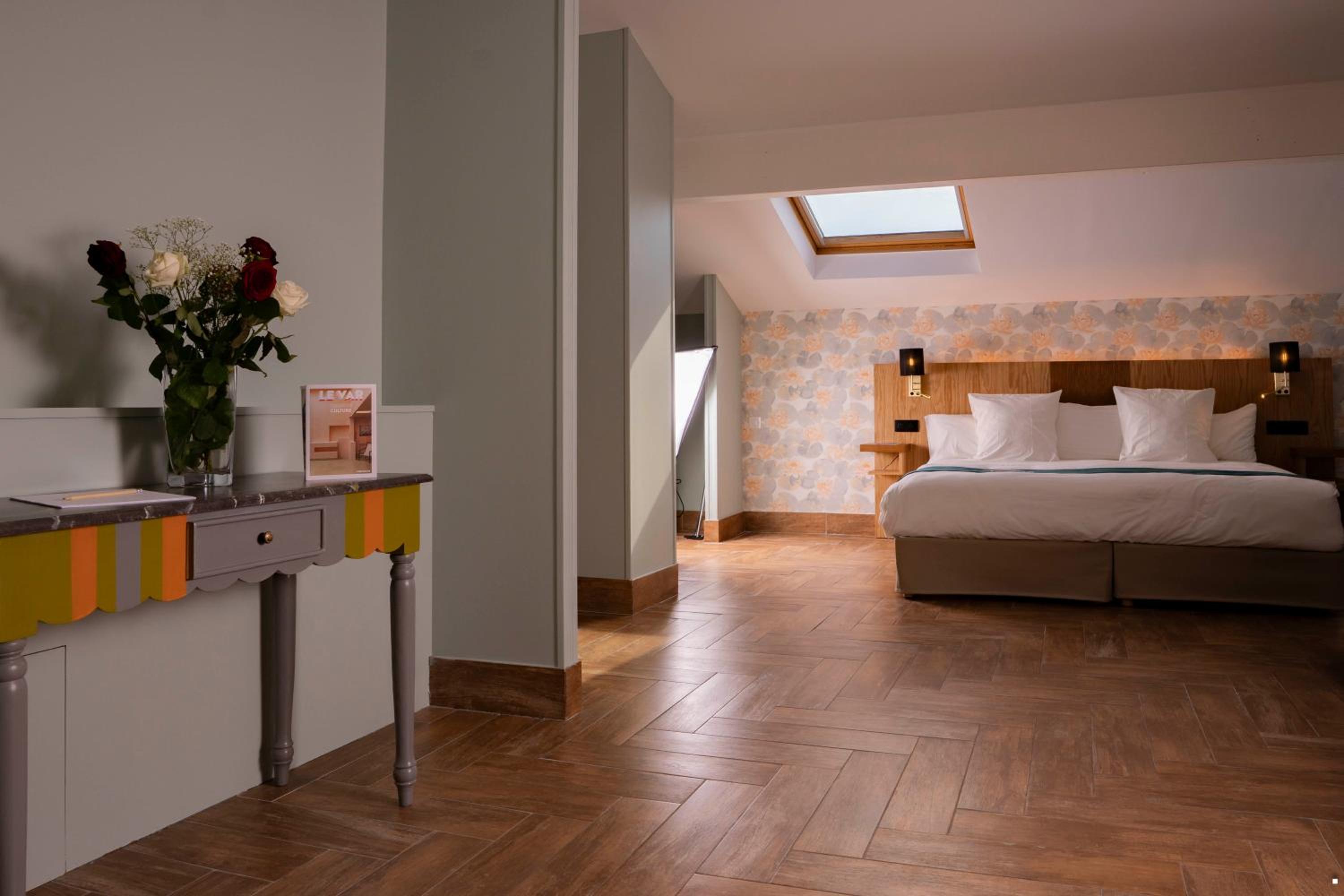 Junior King Suite with Sofa Bed - Non-Smoking - Photo 6