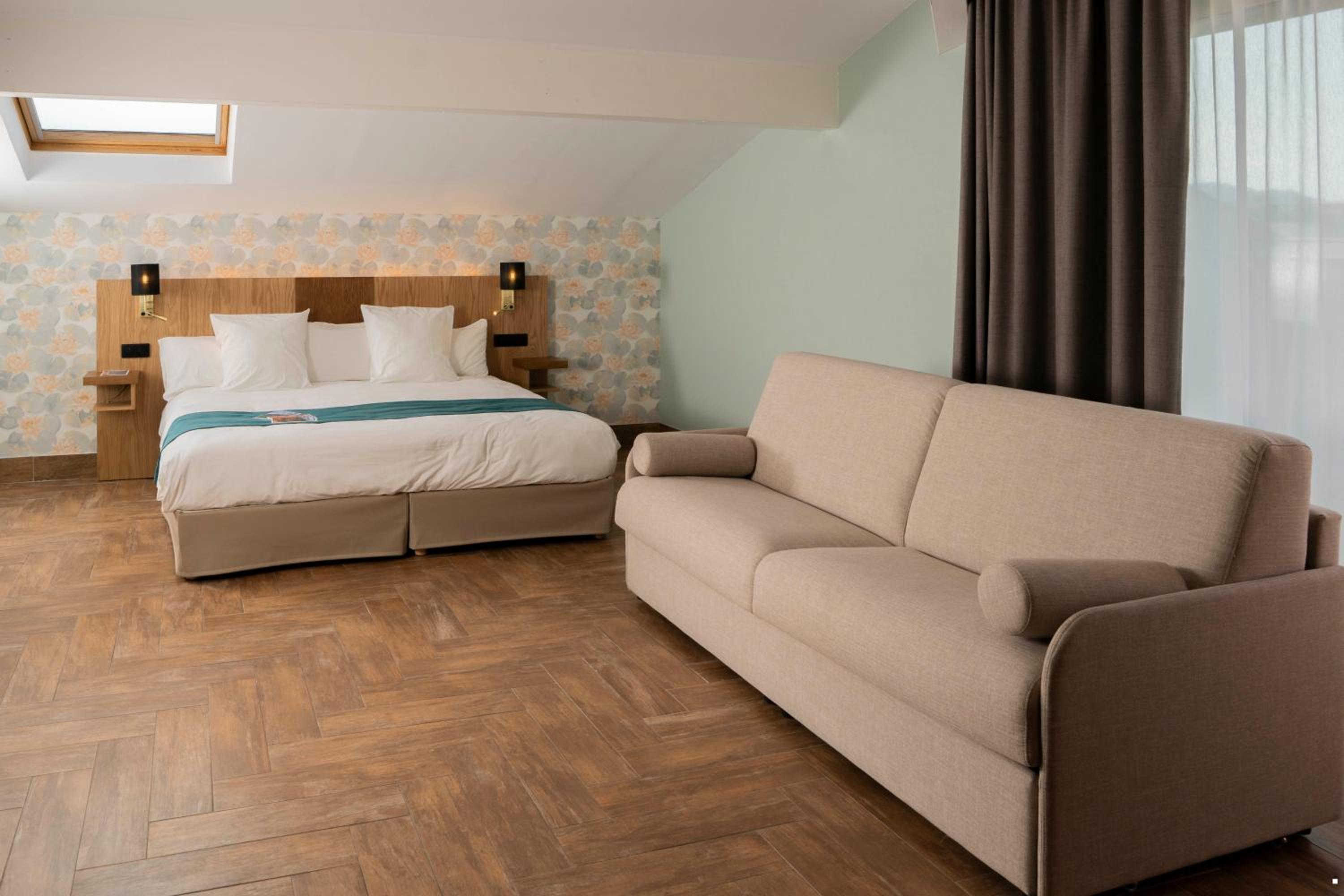 Junior King Suite with Sofa Bed - Non-Smoking - Photo 4
