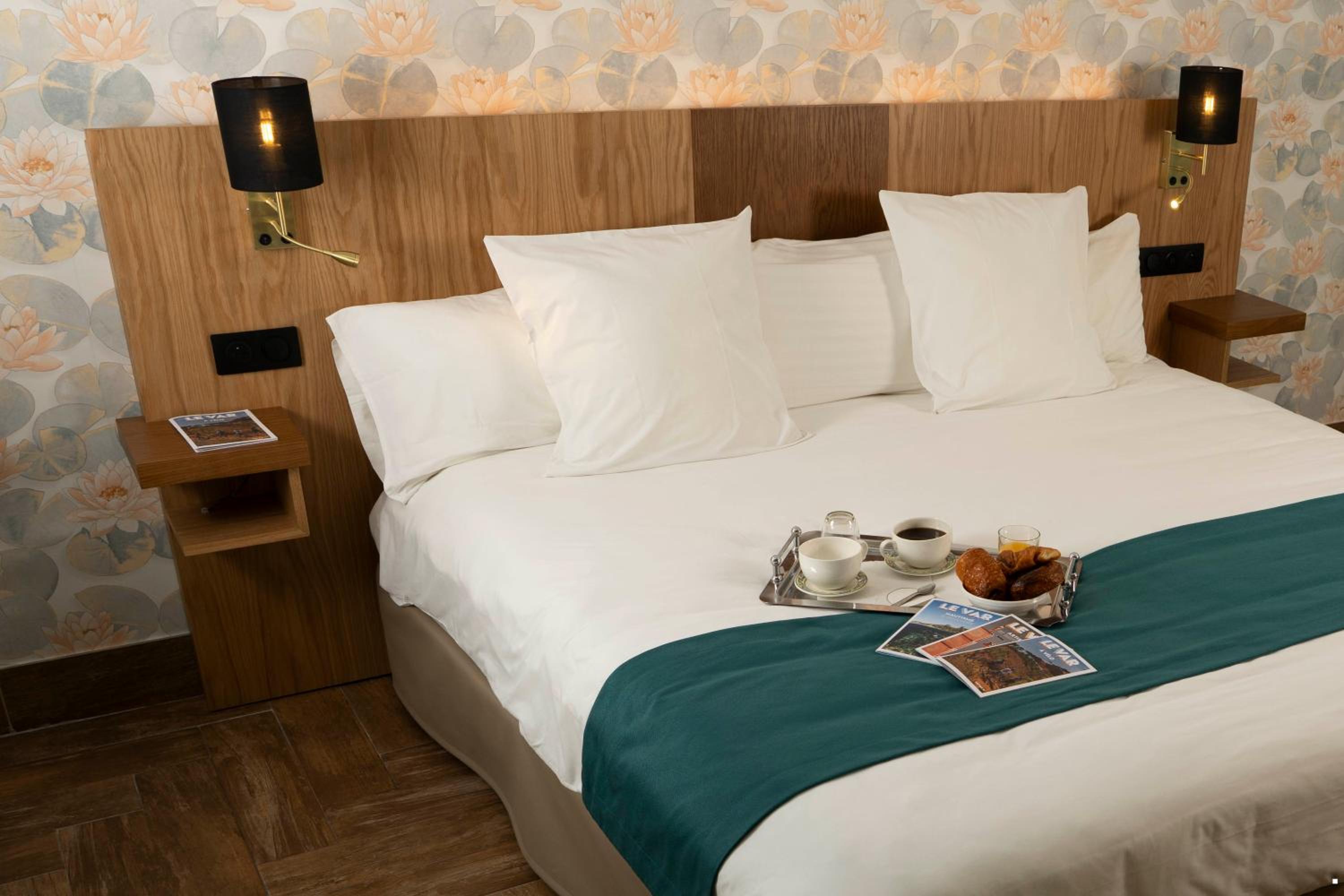 Junior King Suite with Sofa Bed - Non-Smoking - Photo 5