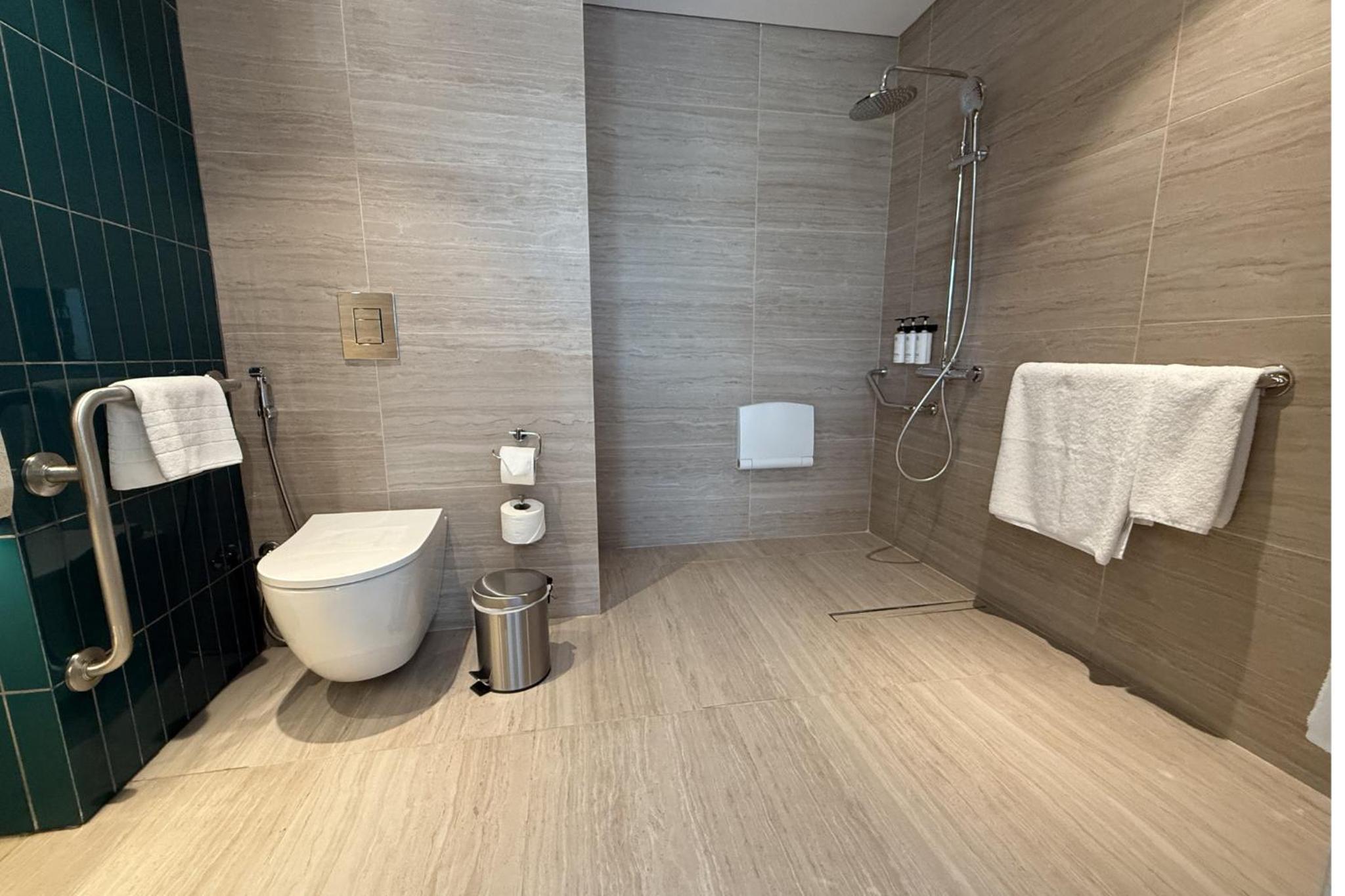 Deluxe King Room with City View - Accessible - Photo 2
