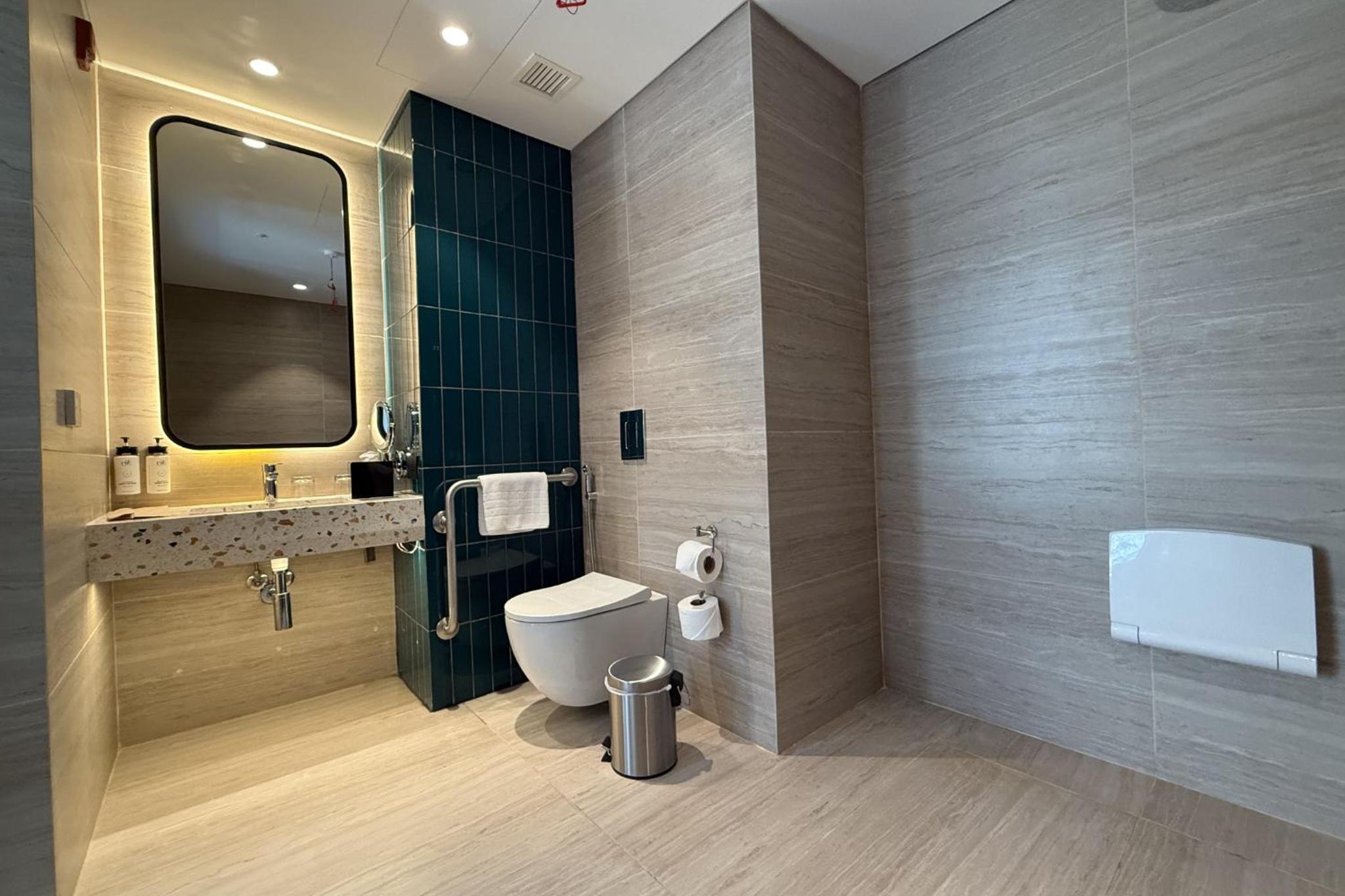 Deluxe King Room with City View - Accessible - Photo 4