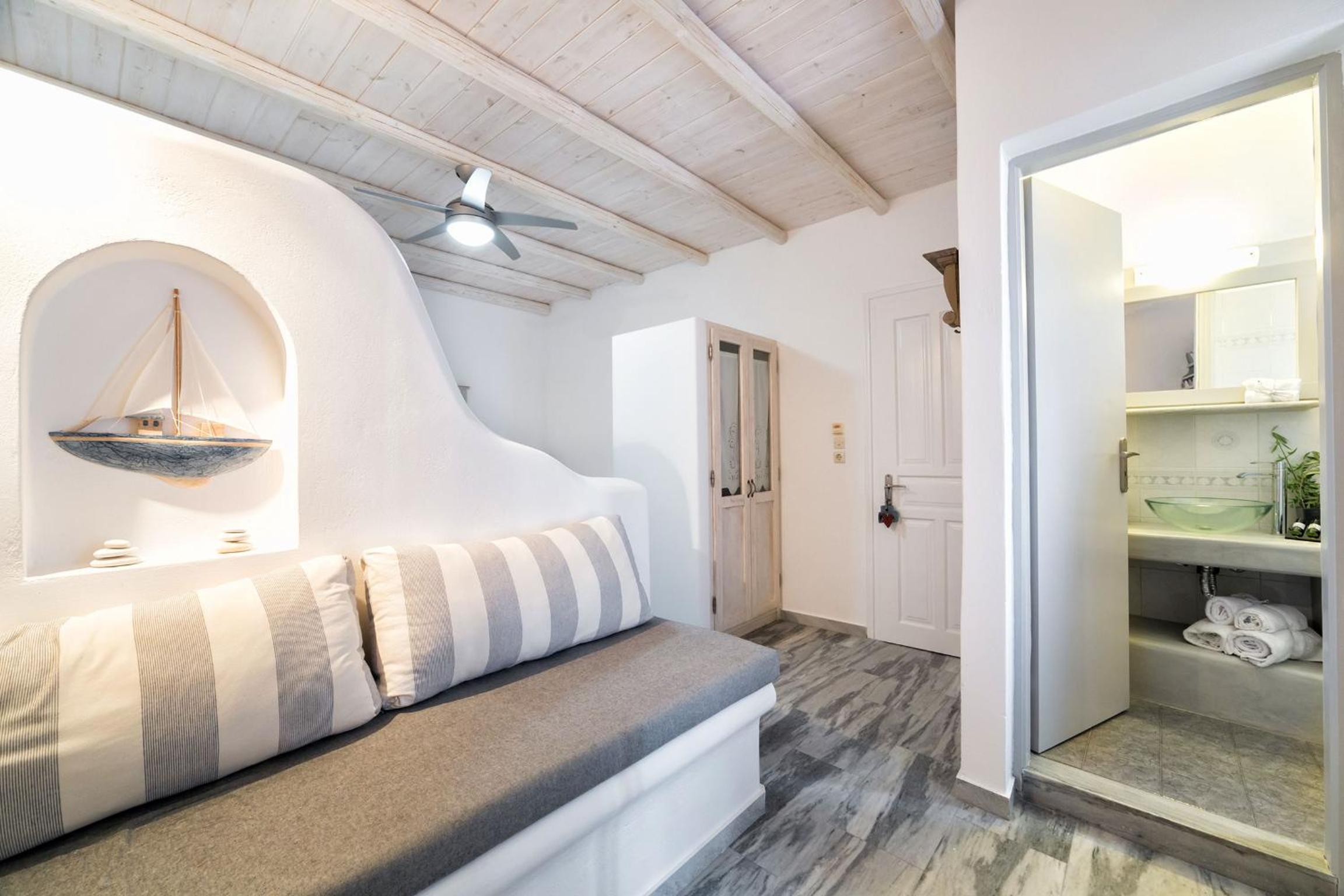 Suite with Partial Sea View - Photo 8