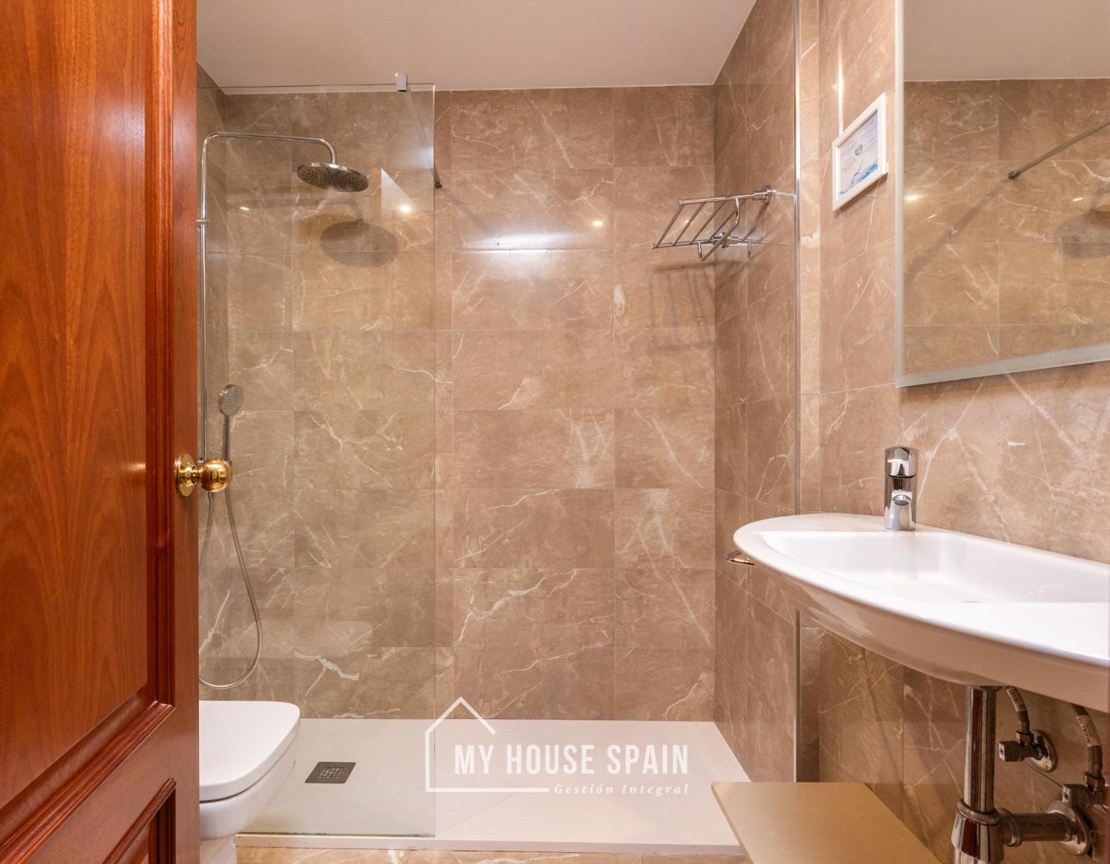 Twin Room with Private Bathroom