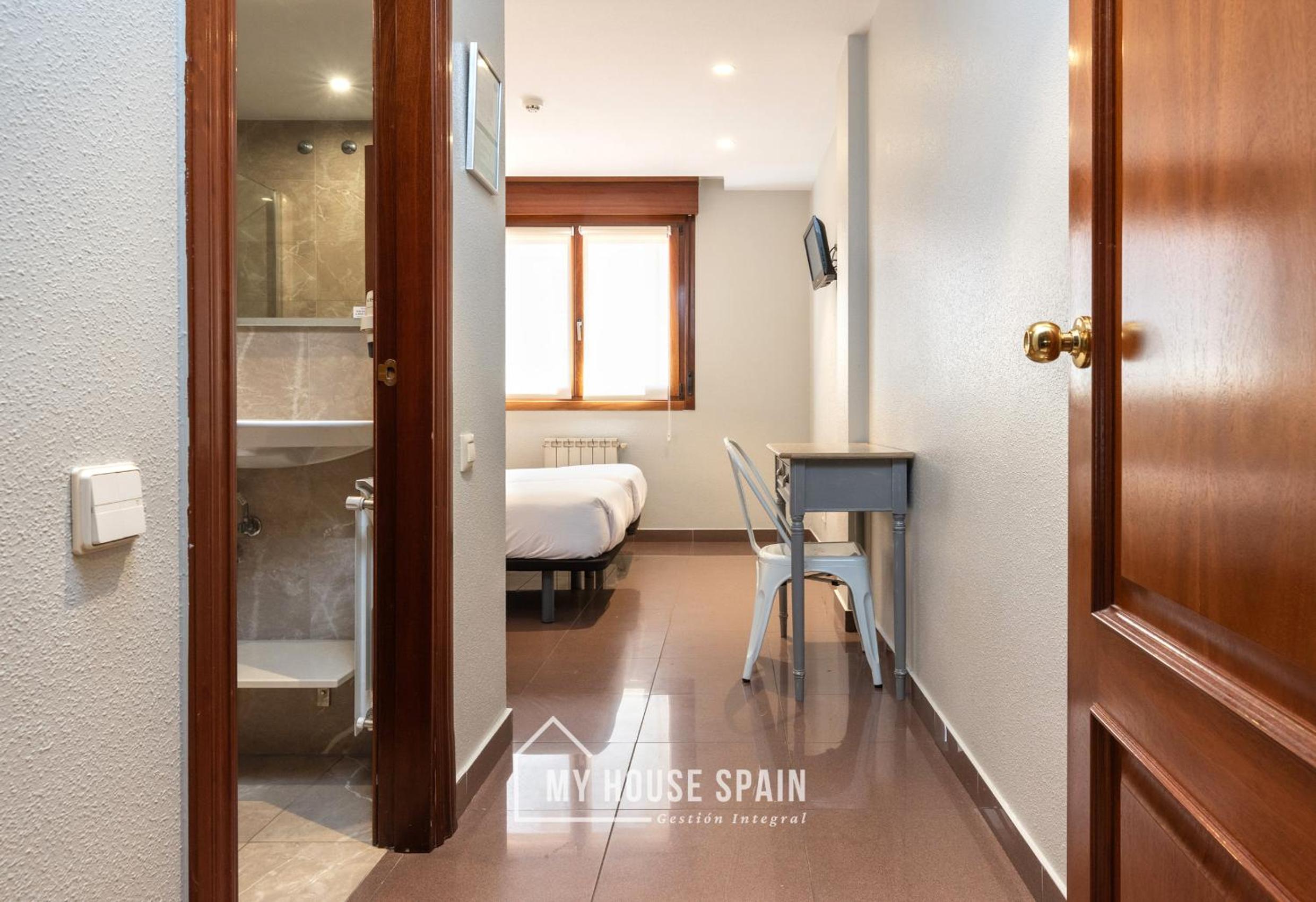 Twin Room with Private Bathroom, photo 7
