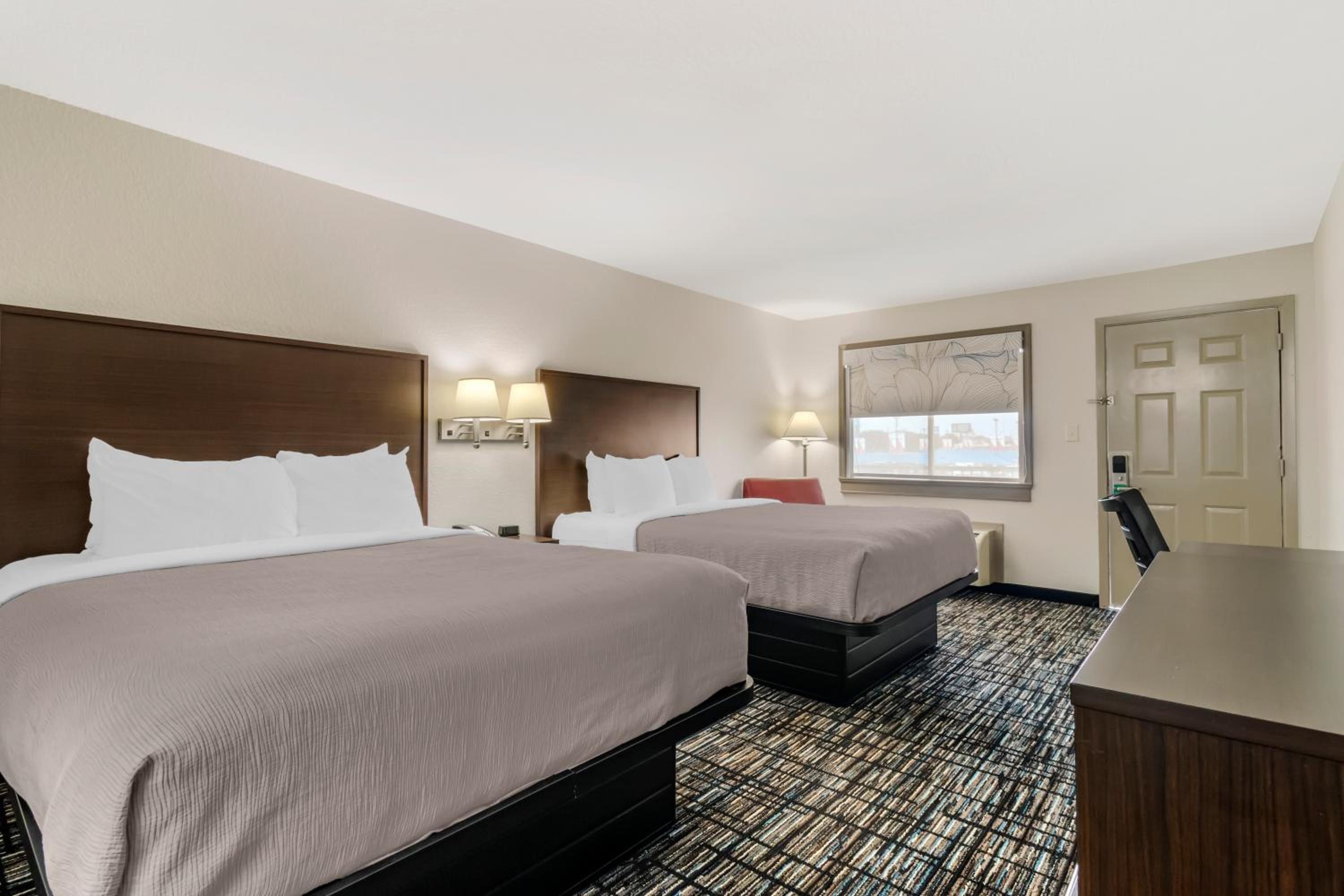 Standard Queen Room with Two Queen Beds - Non Smoking  - Photo 4