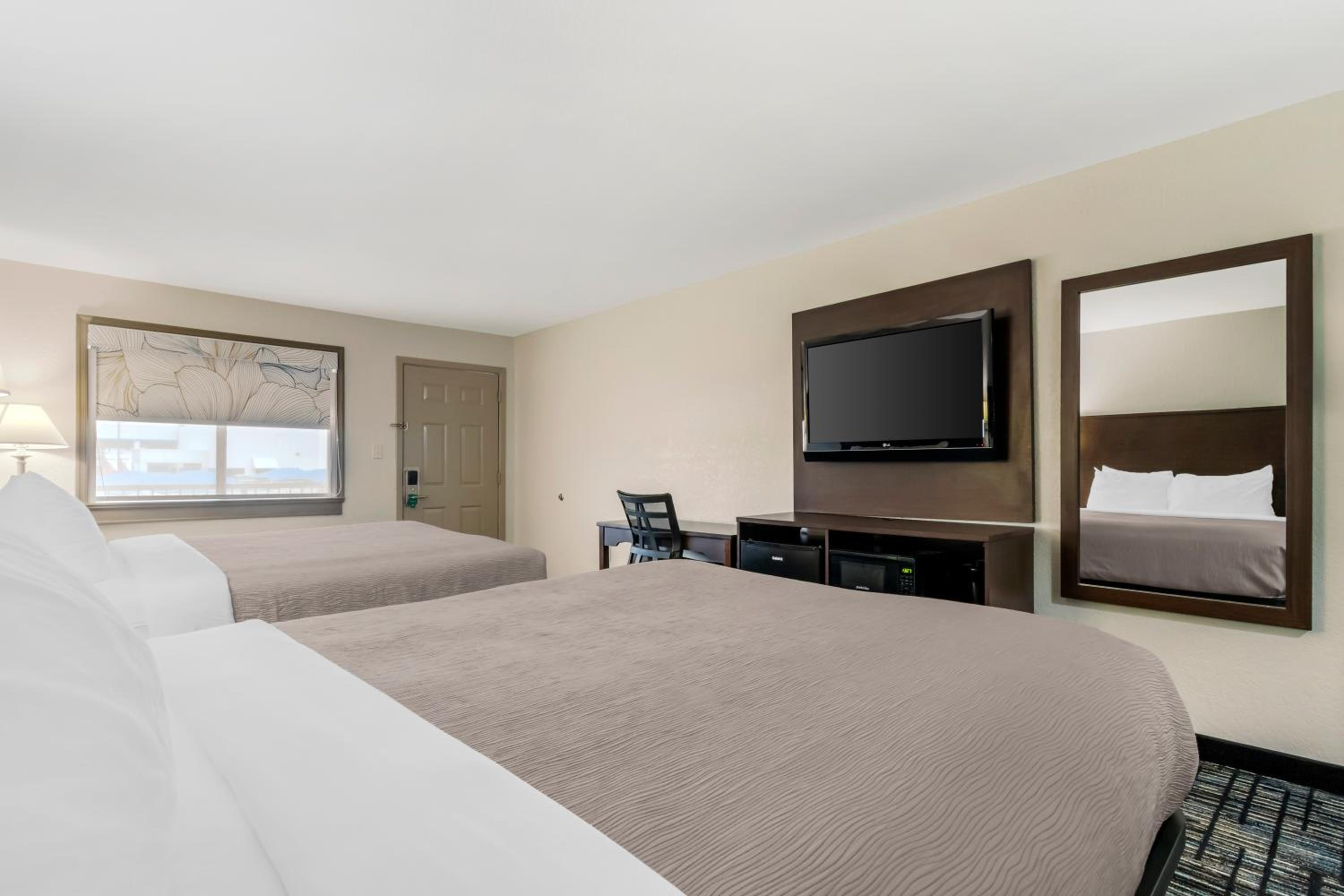Standard Queen Room with Two Queen Beds - Non Smoking  - Photo 3