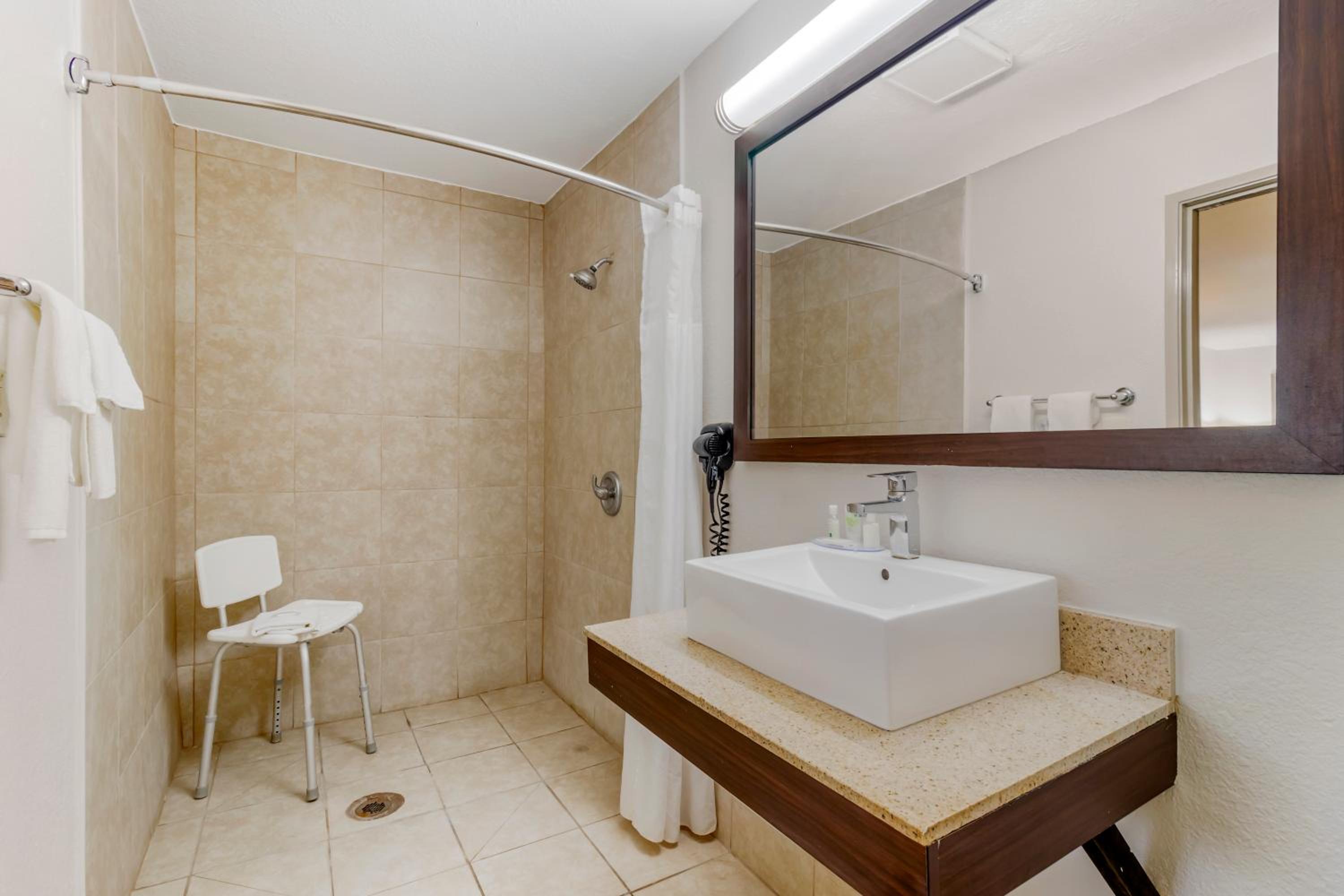 King Room - Accessible/Non Smoking - Photo 4