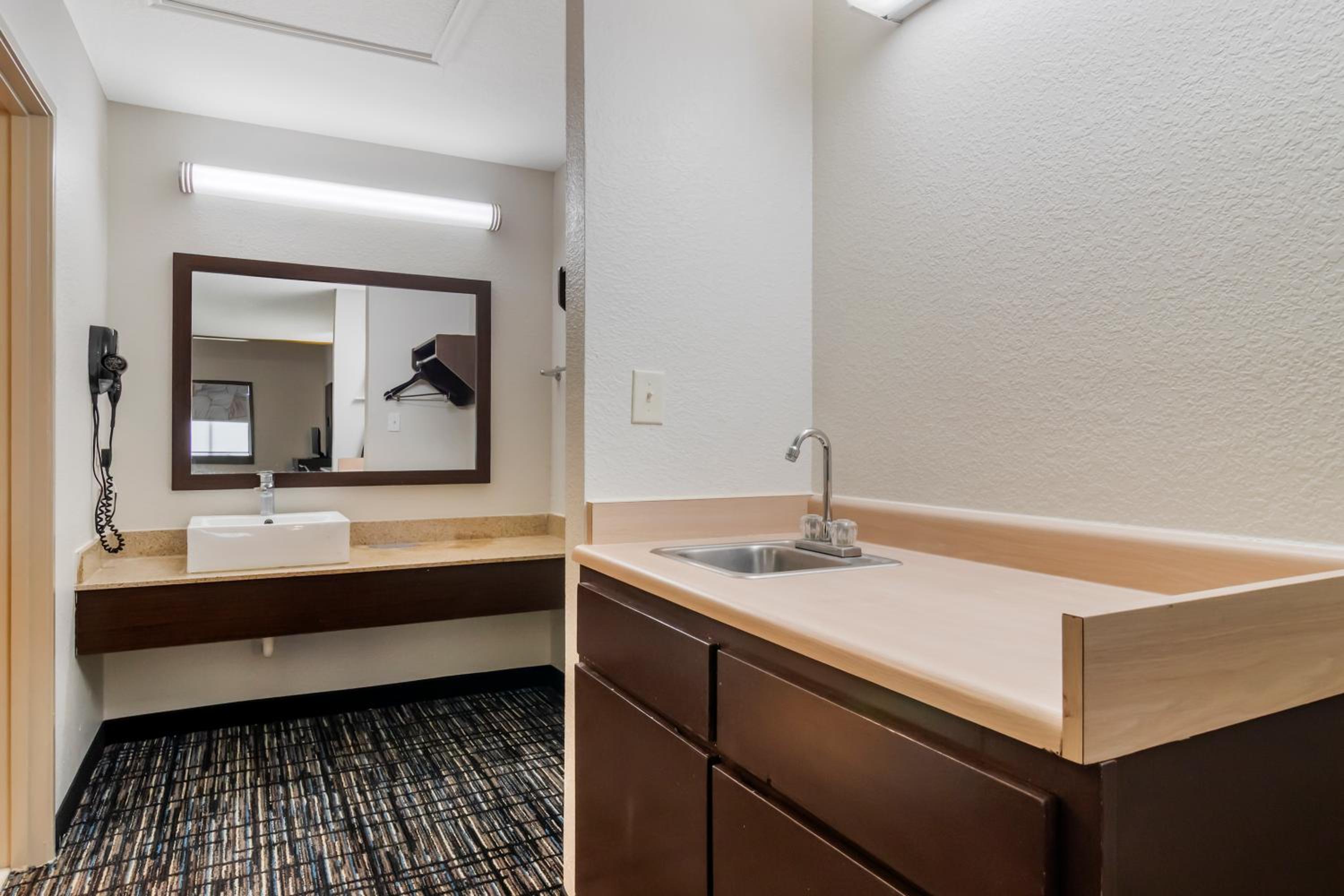 King Suite - Non Smoking - Photo 3
