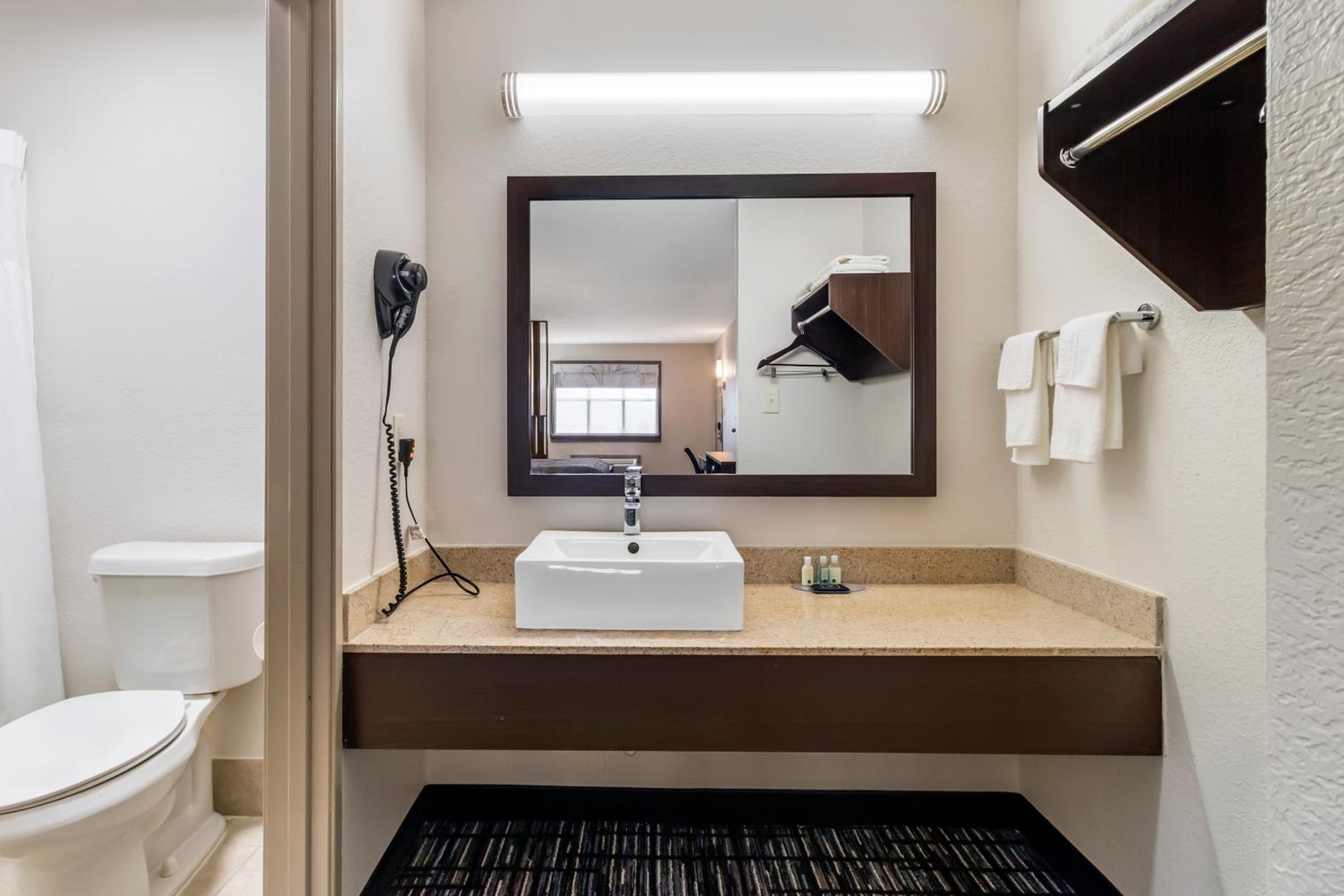 Queen Suite with Two Queen Beds - Non Smoking - Photo 1