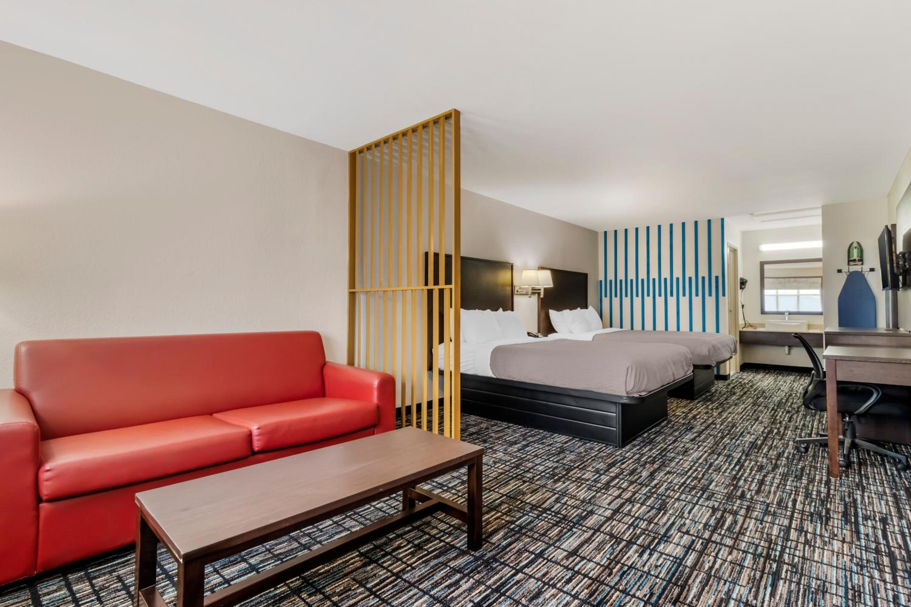 Queen Suite with Two Queen Beds - Non Smoking - Photo 2