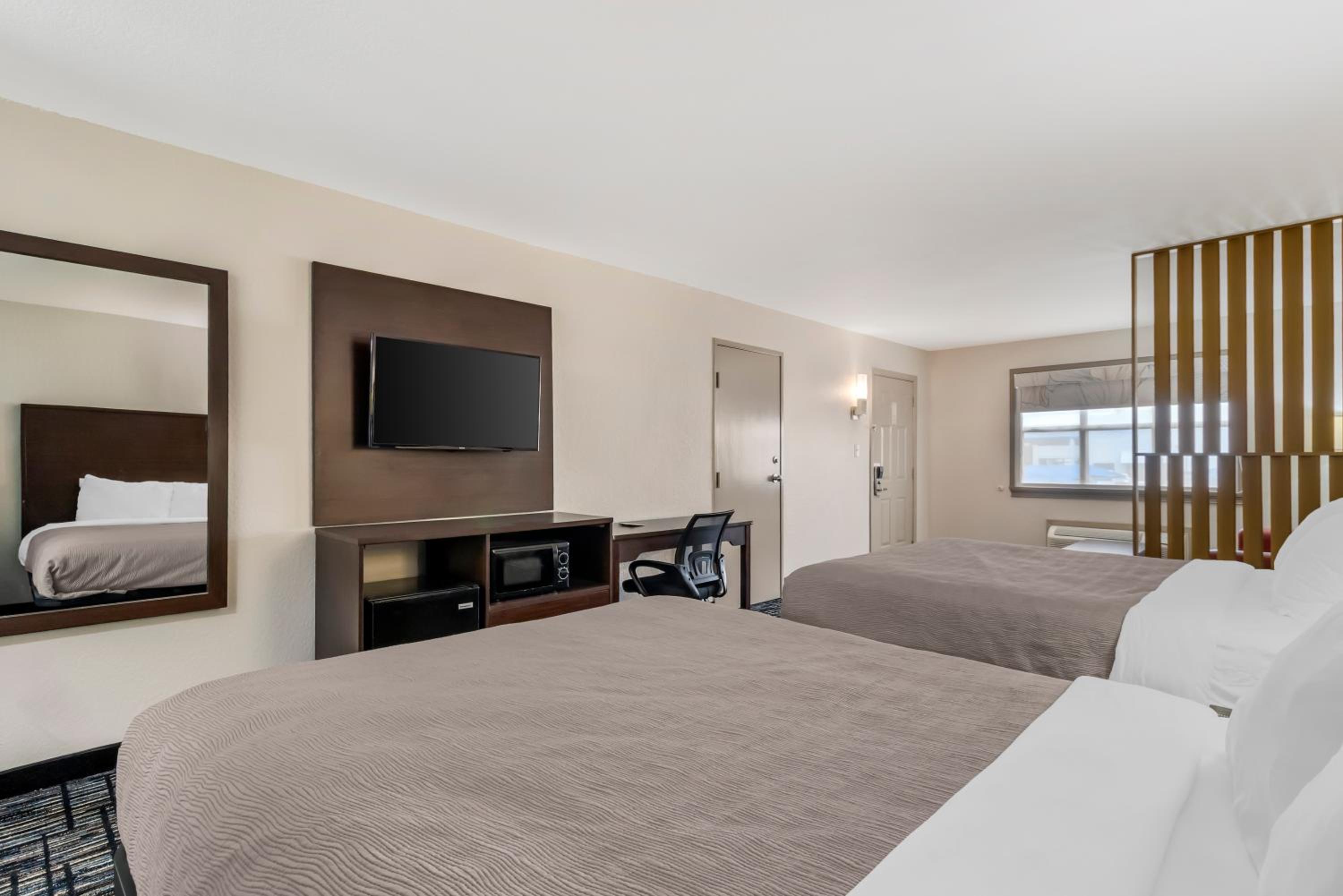 Queen Suite with Two Queen Beds - Non Smoking - Photo 3