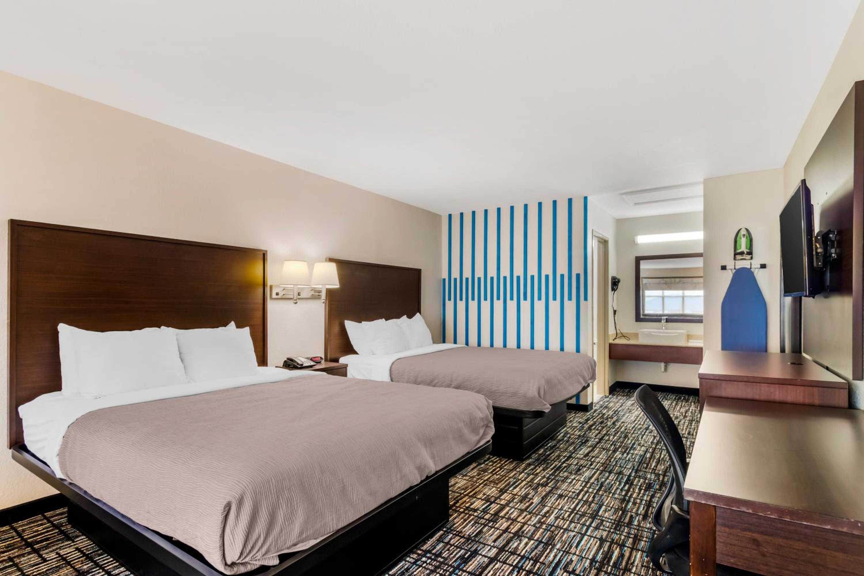 Queen Suite with Two Queen Beds - Non Smoking - Photo 4