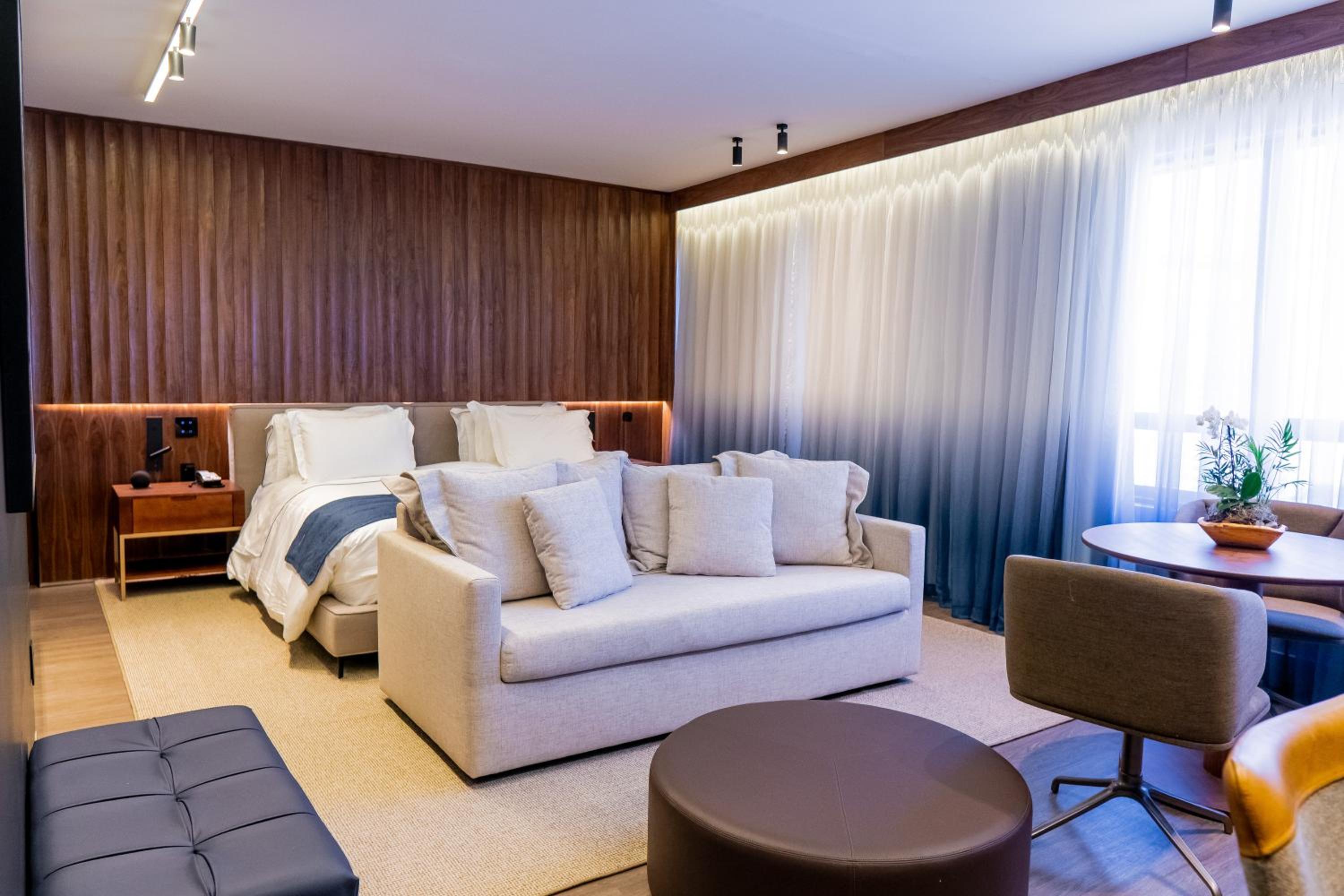 Deluxe King Suite