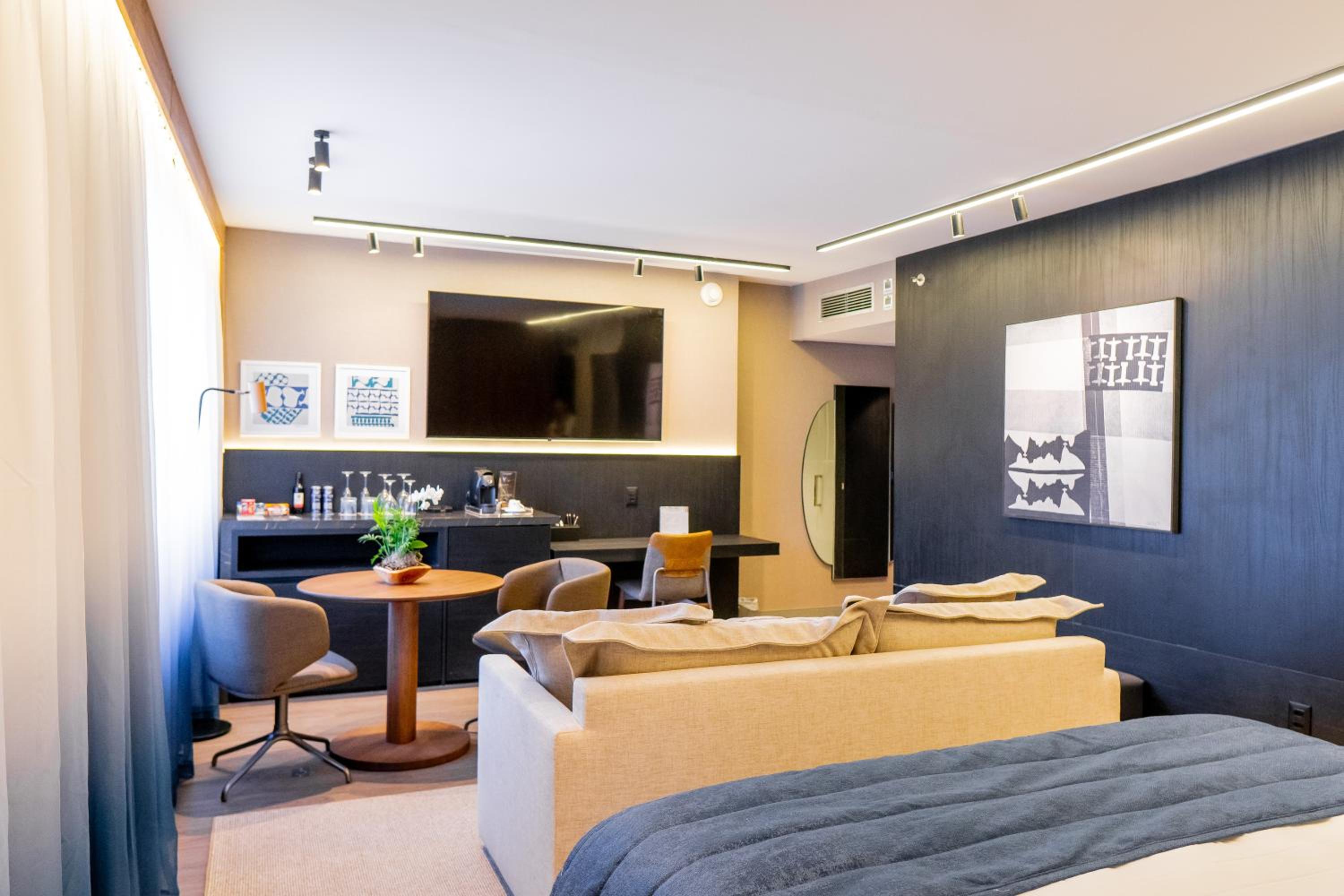 Deluxe King Suite