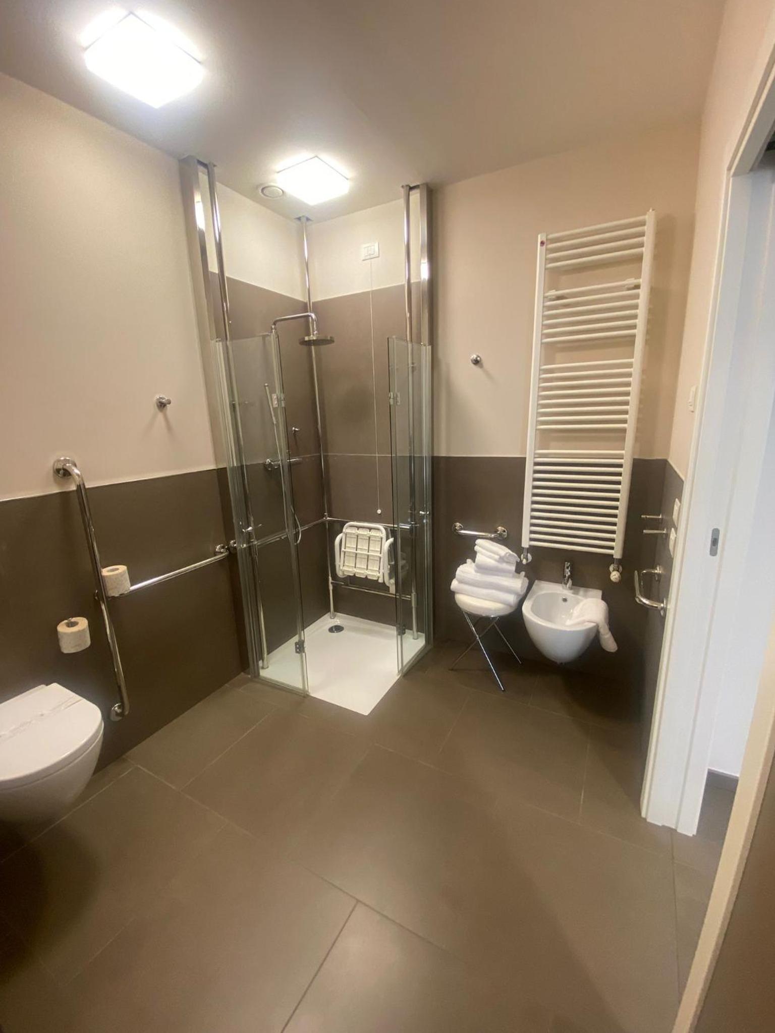 King Room with Roll-In Shower - Disability Access photo 1