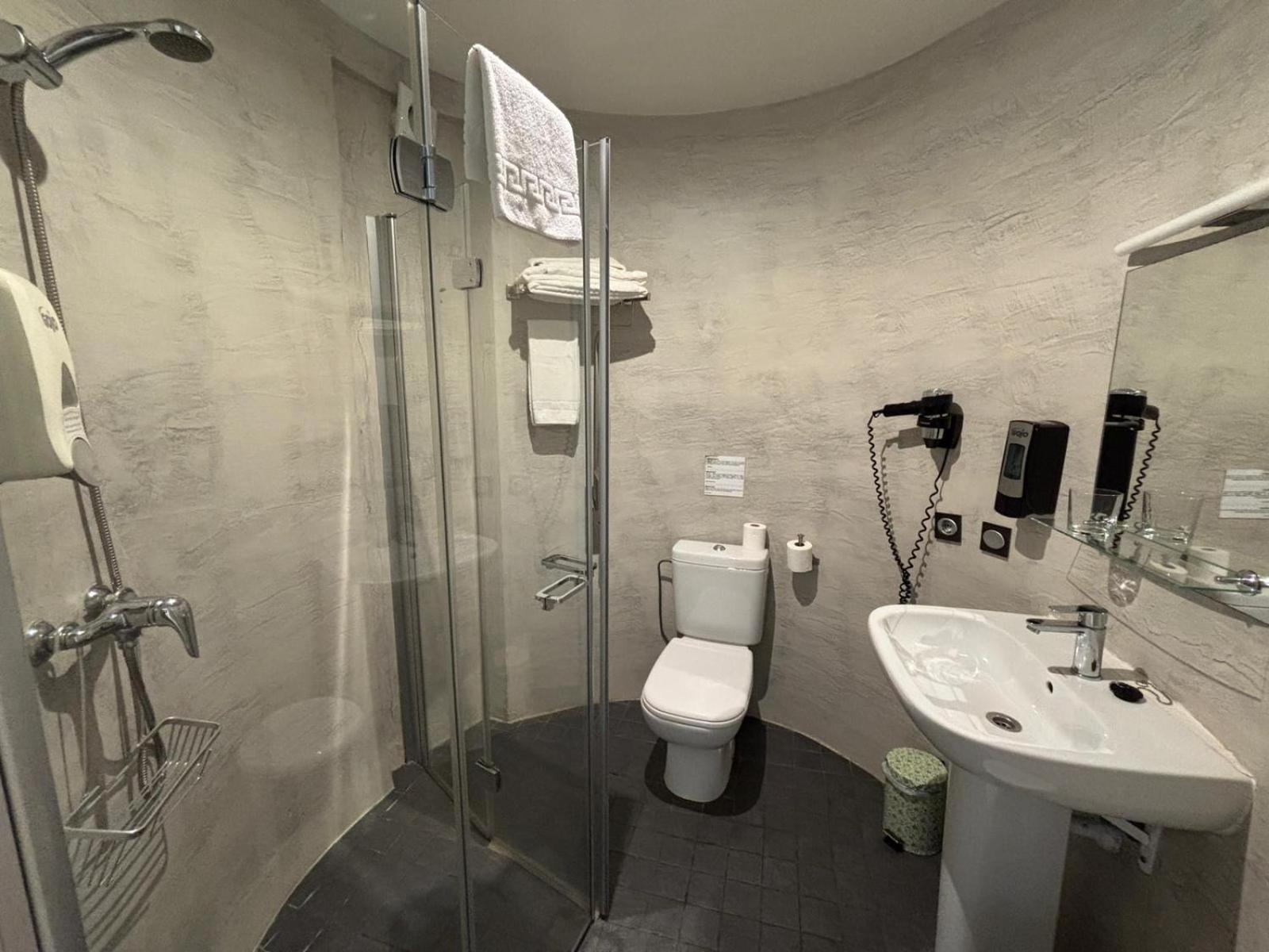 Single Room with Private Bathroom photo 2