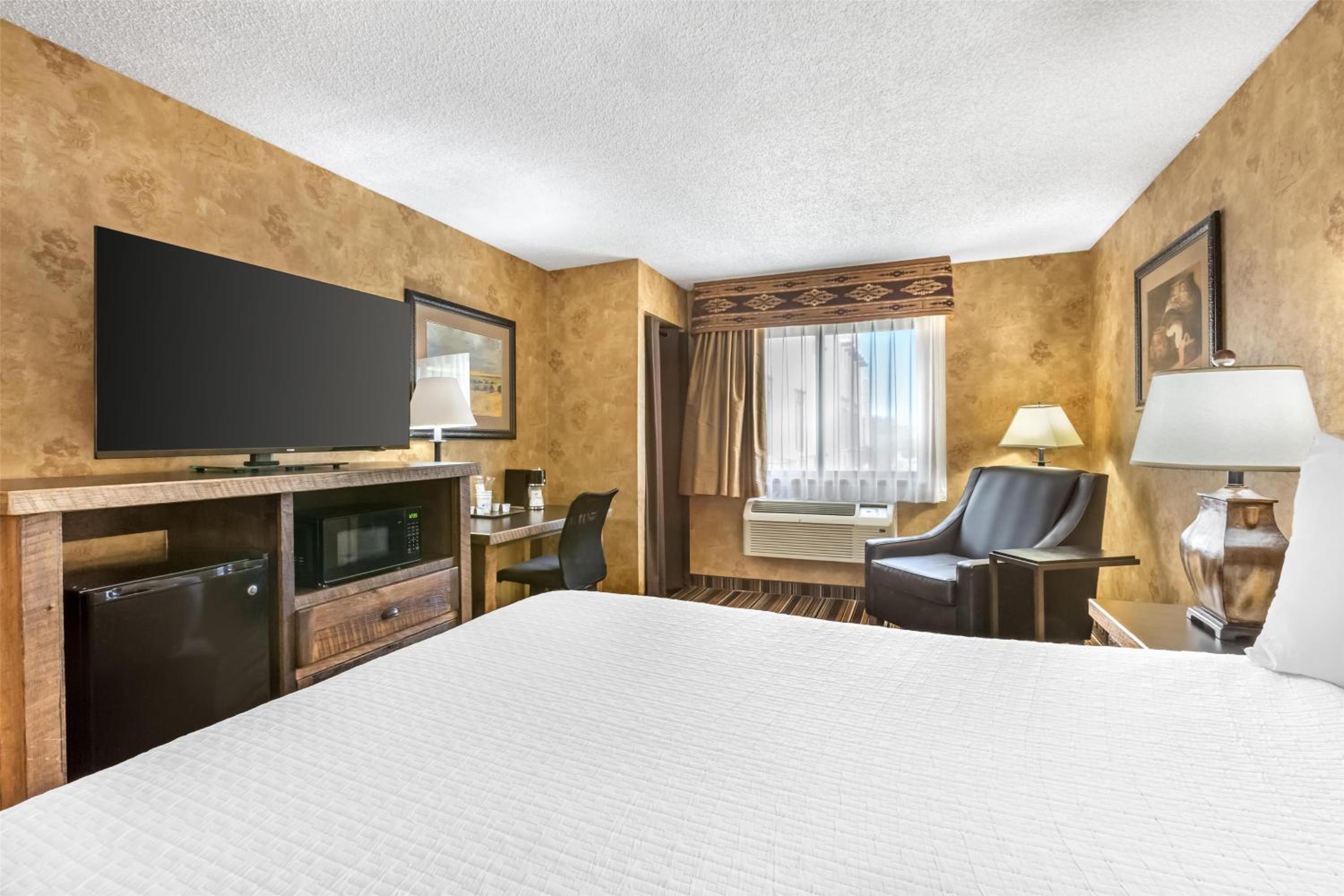 Queen Room with Roll-In Shower - Disability Access/Non-Smoking