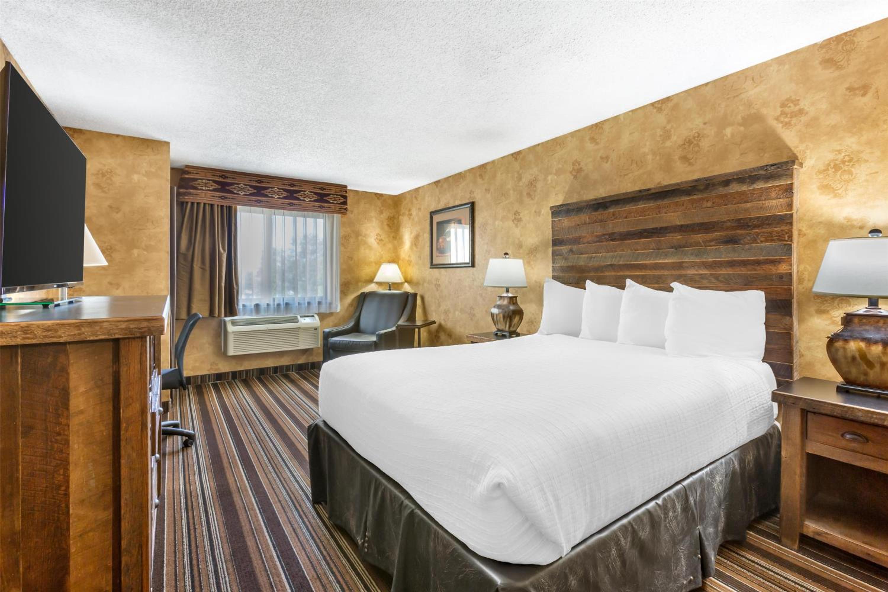 Two-Room Suite with One King Bed and Two Single Beds - Balcony/Non-Smoking