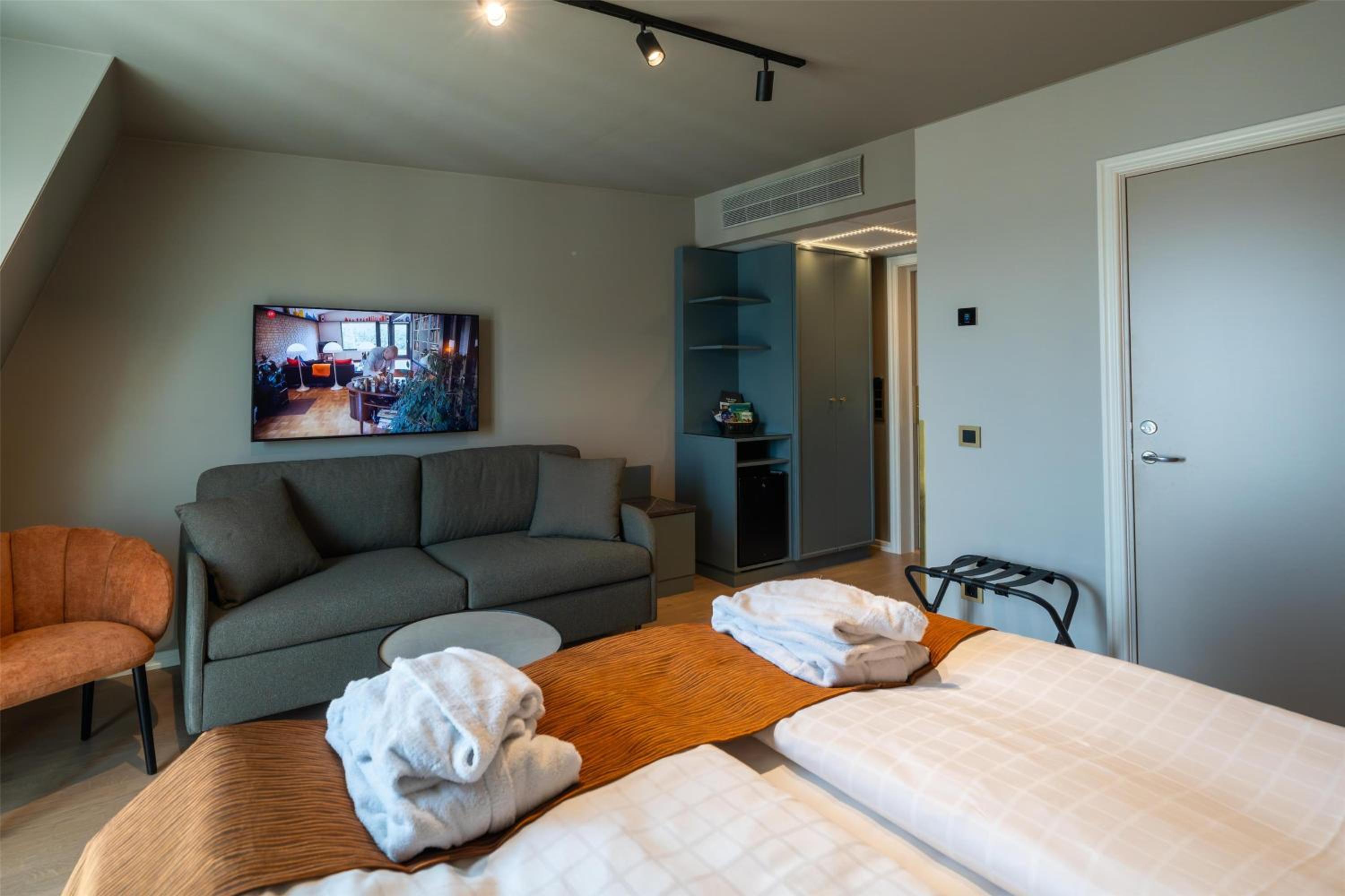 Superior Family Room - Photo 3