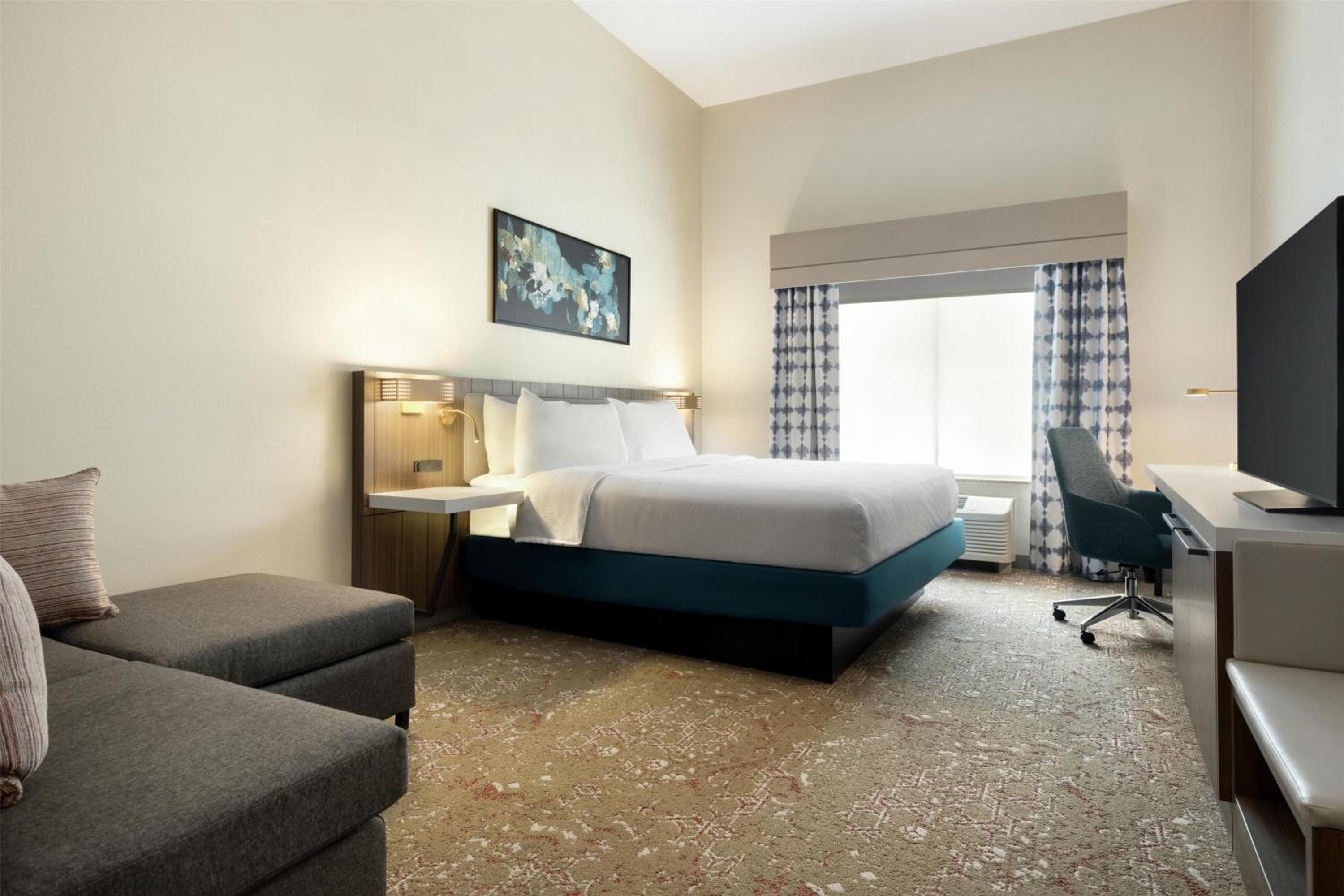 Deluxe King Room - Hearing Accessible  photo 1