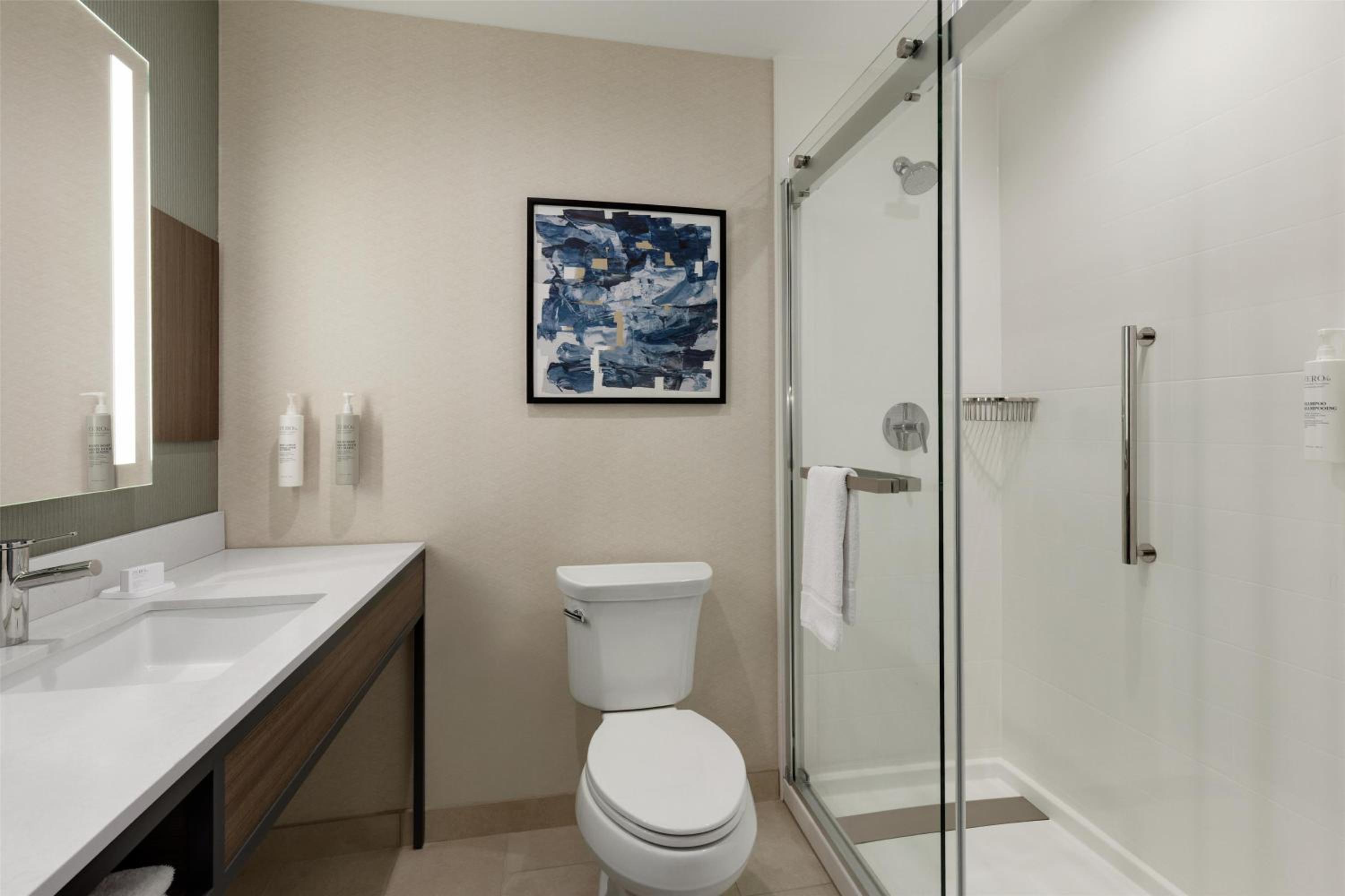 Deluxe King Room with Peloton Bike photo 1