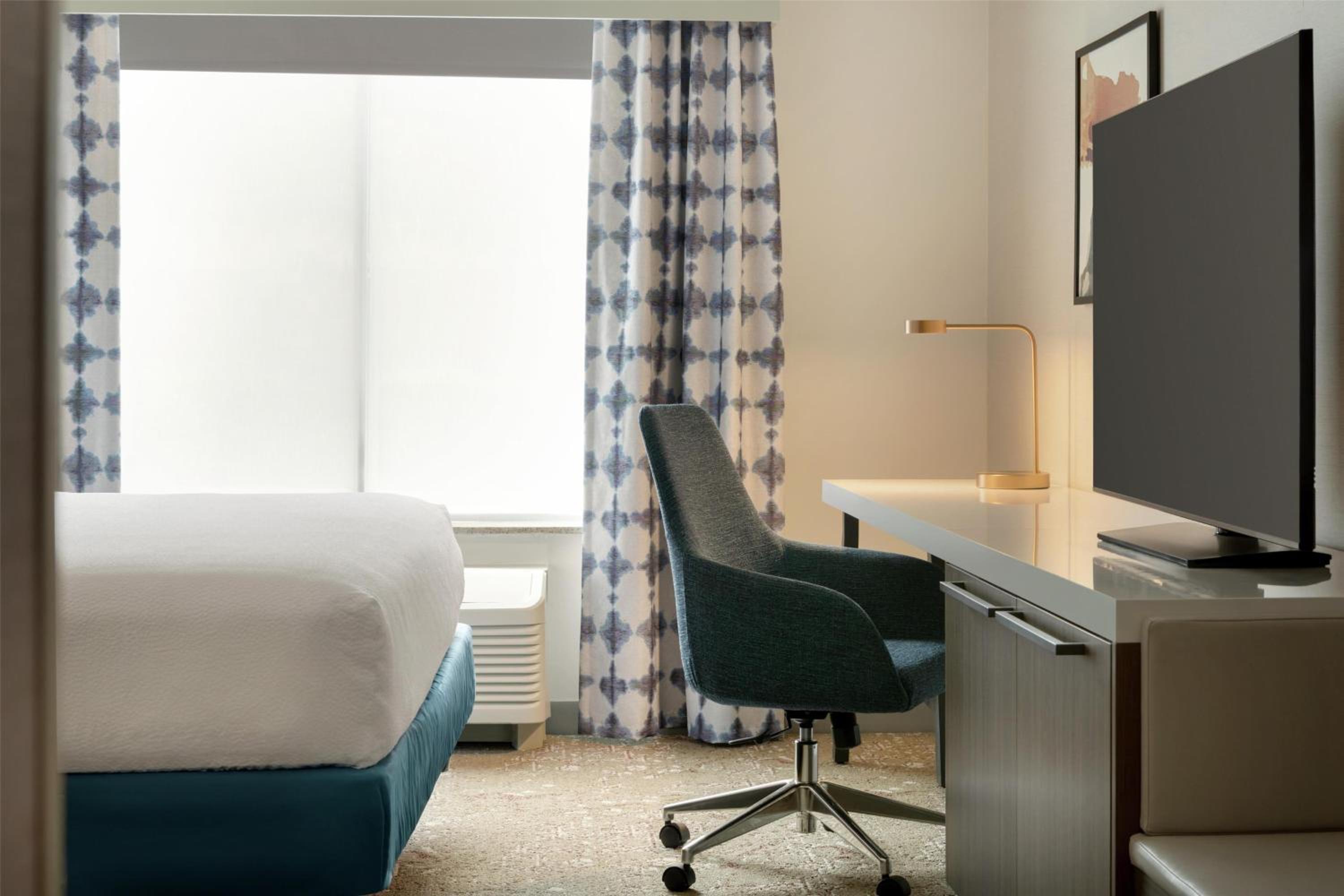 Deluxe King Room - Hearing Accessible  photo 3