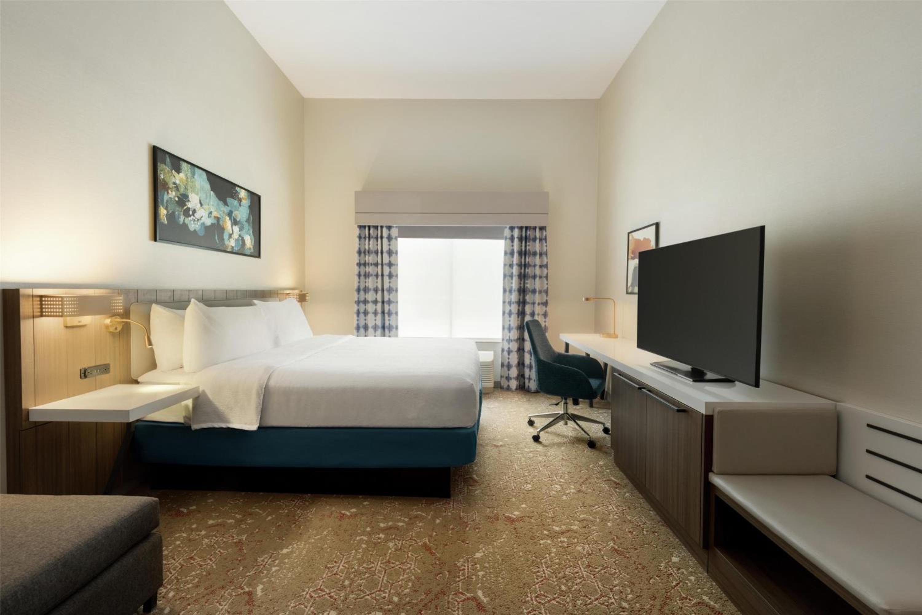 Deluxe King Room - Hearing Accessible  photo 2