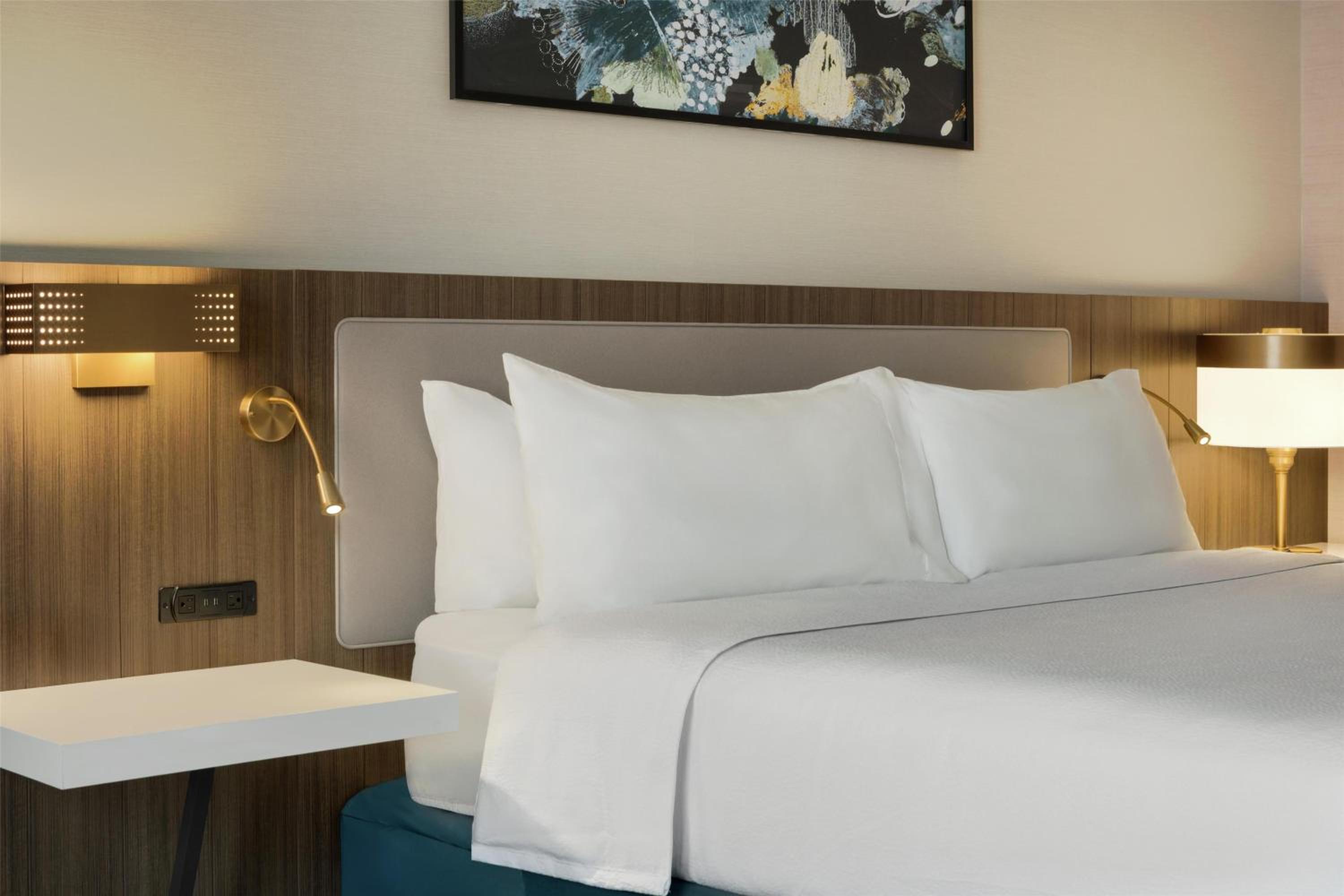 Deluxe King Room with Peloton Bike photo 2