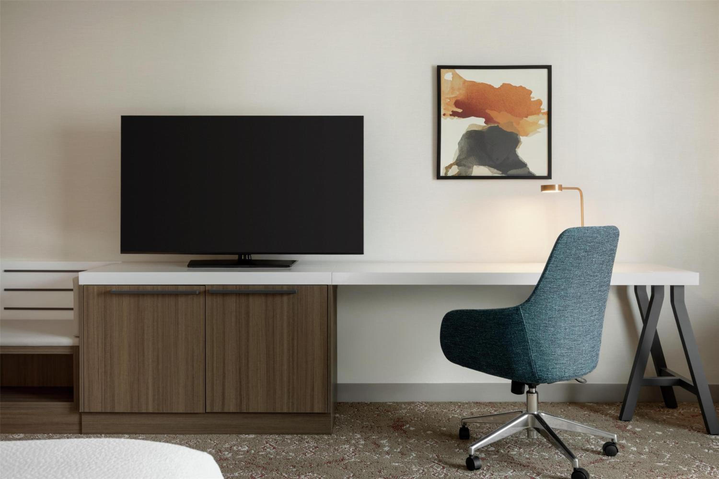 Deluxe King Room with Peloton Bike photo 3