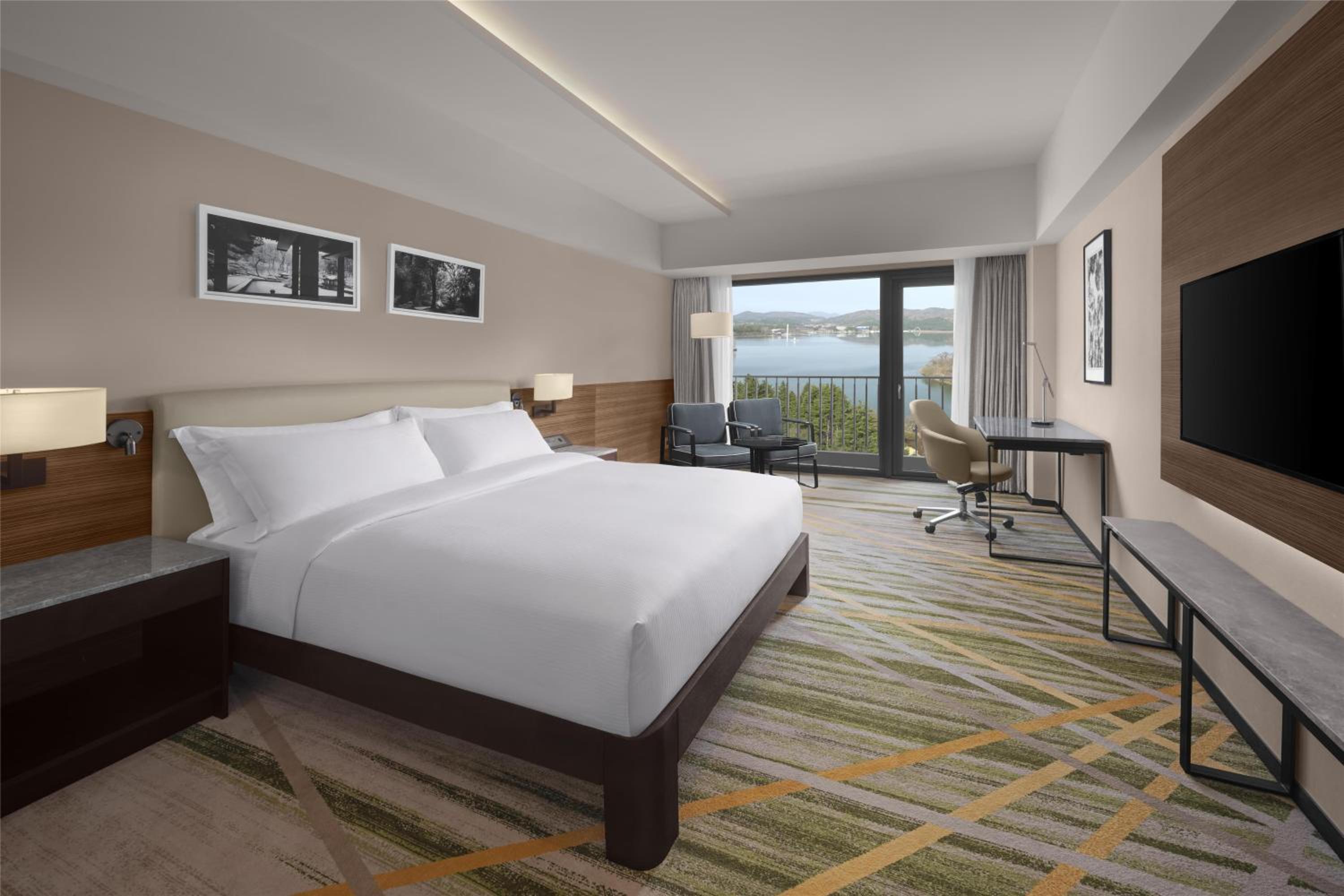Premium King Room - Photo 2