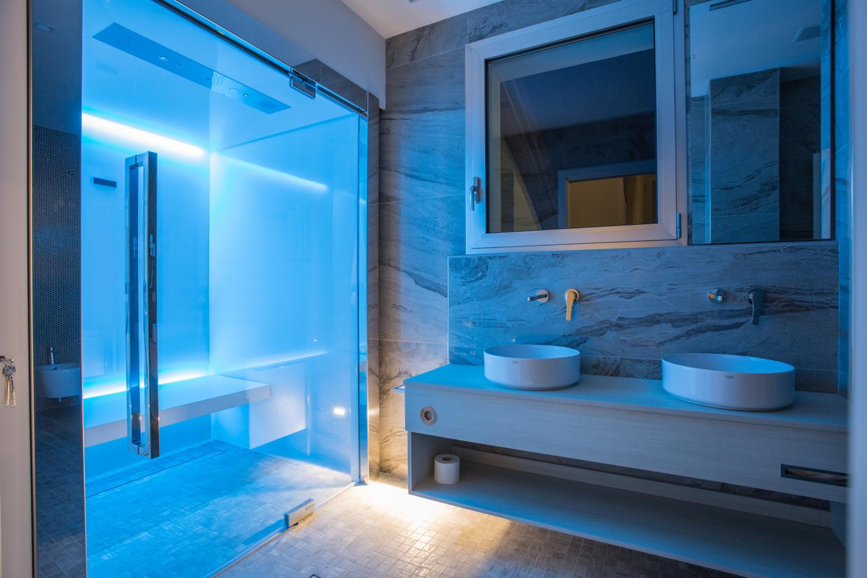 Queen Suite with Sea View - Photo 10