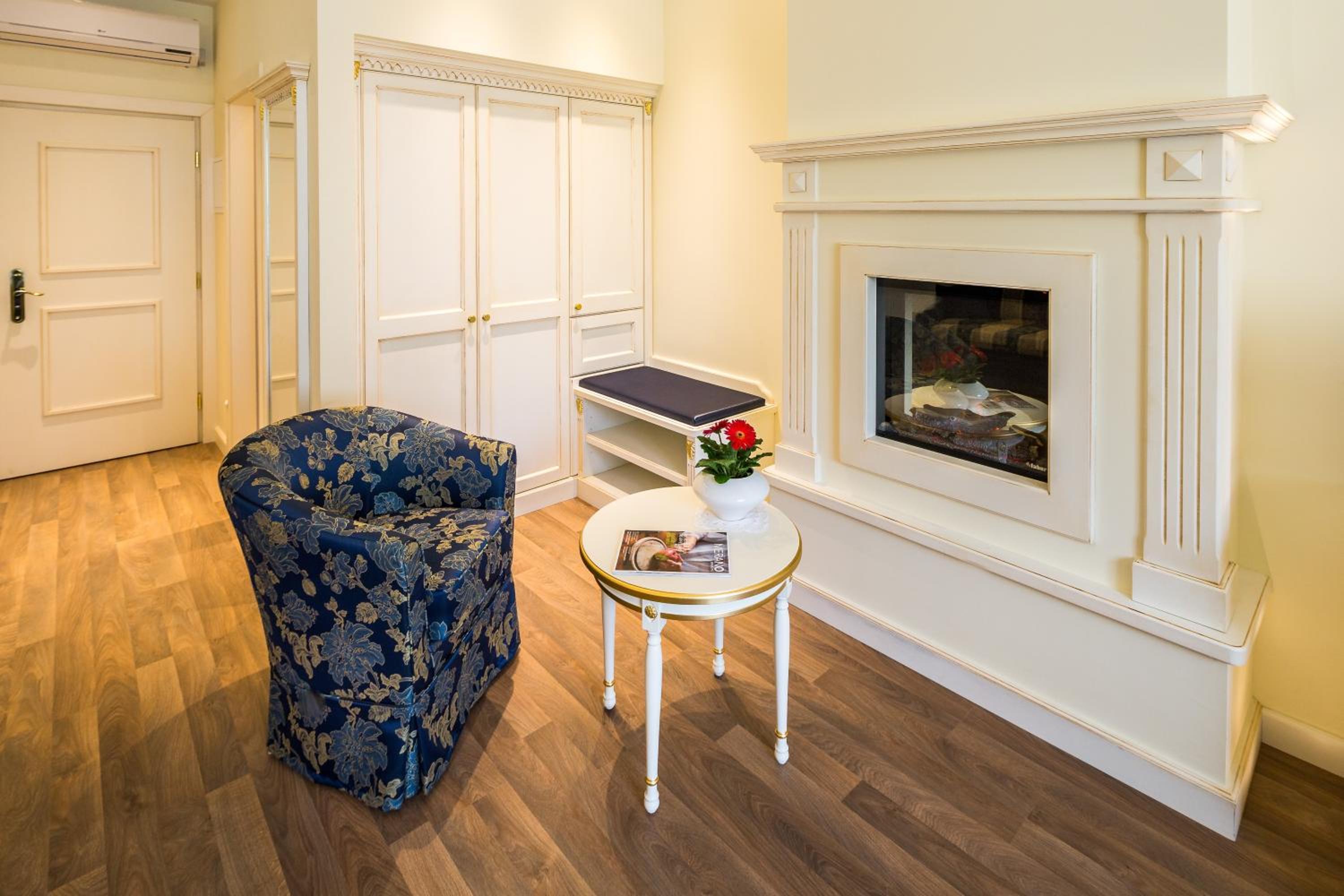Deluxe Junior Suite - Photo 2