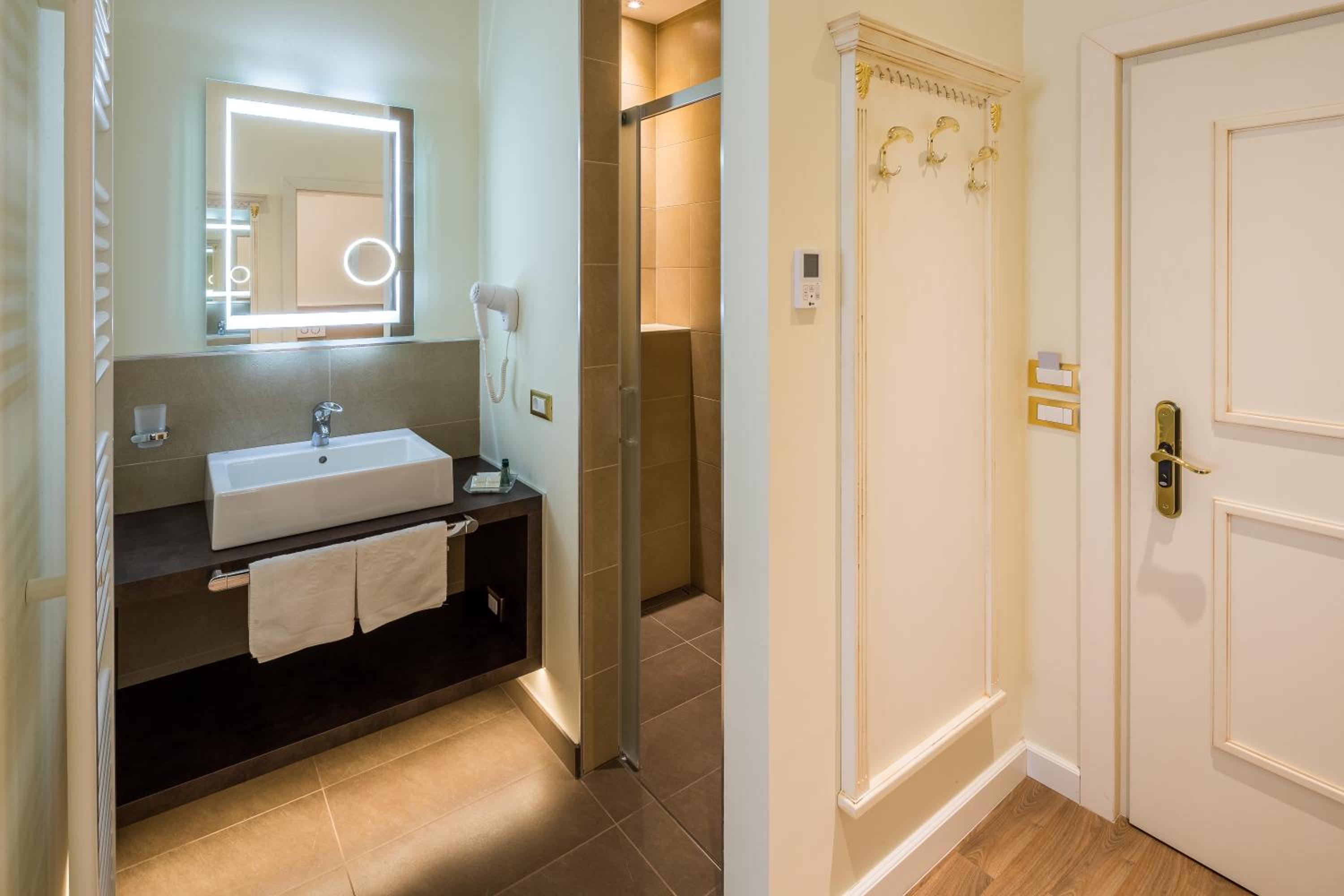 Deluxe Junior Suite - Photo 8
