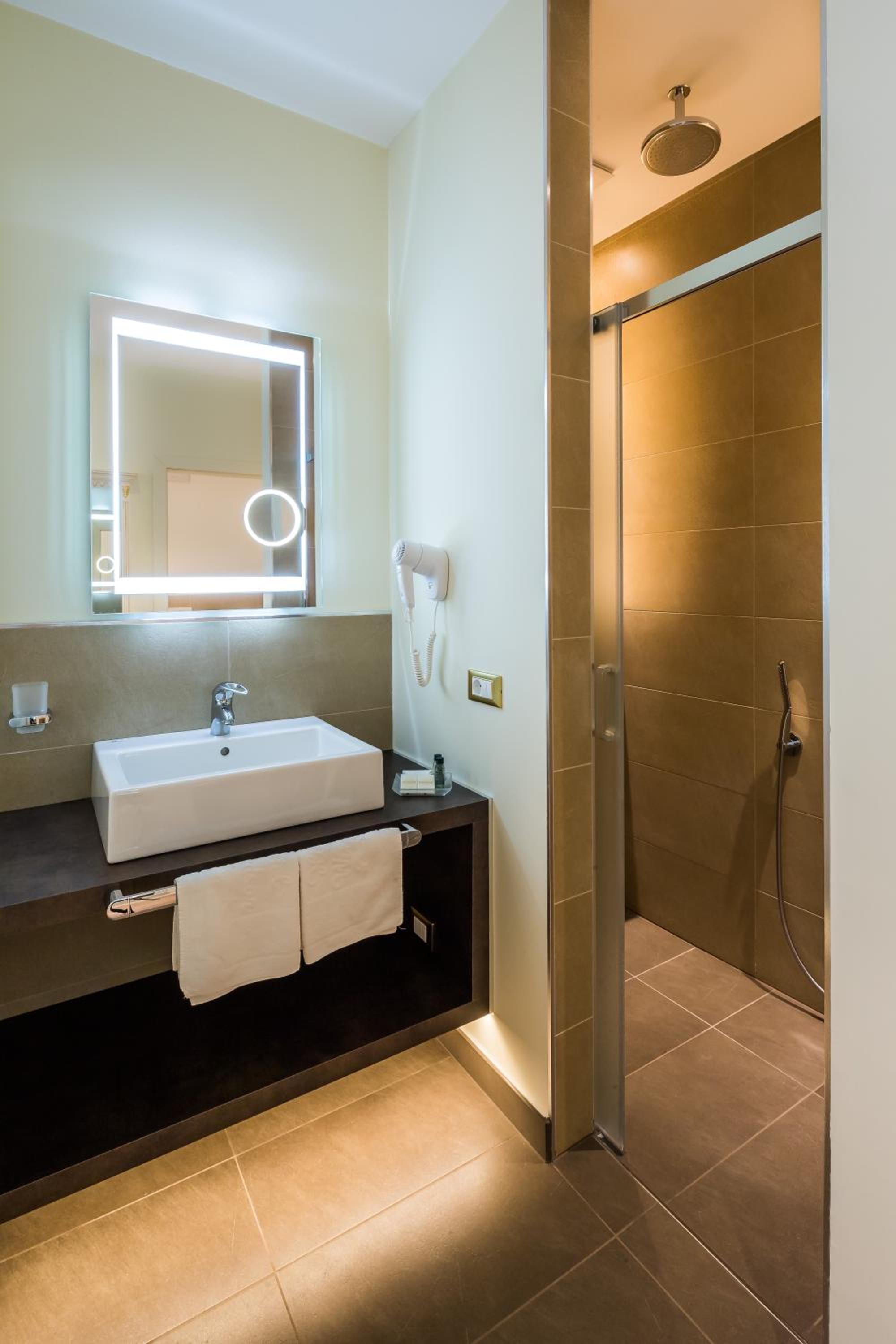 Deluxe Junior Suite - Photo 4