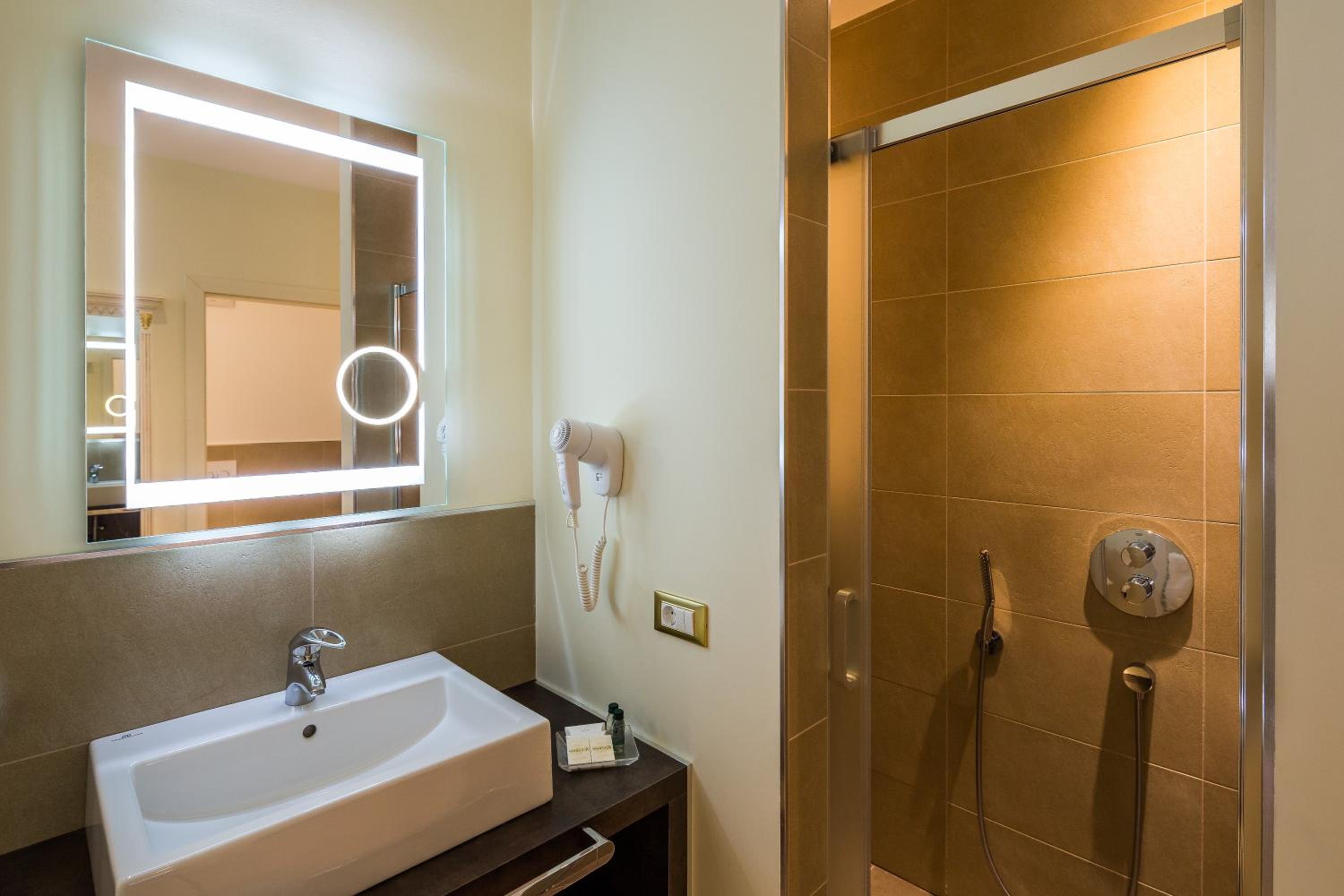 Deluxe Junior Suite - Photo 3