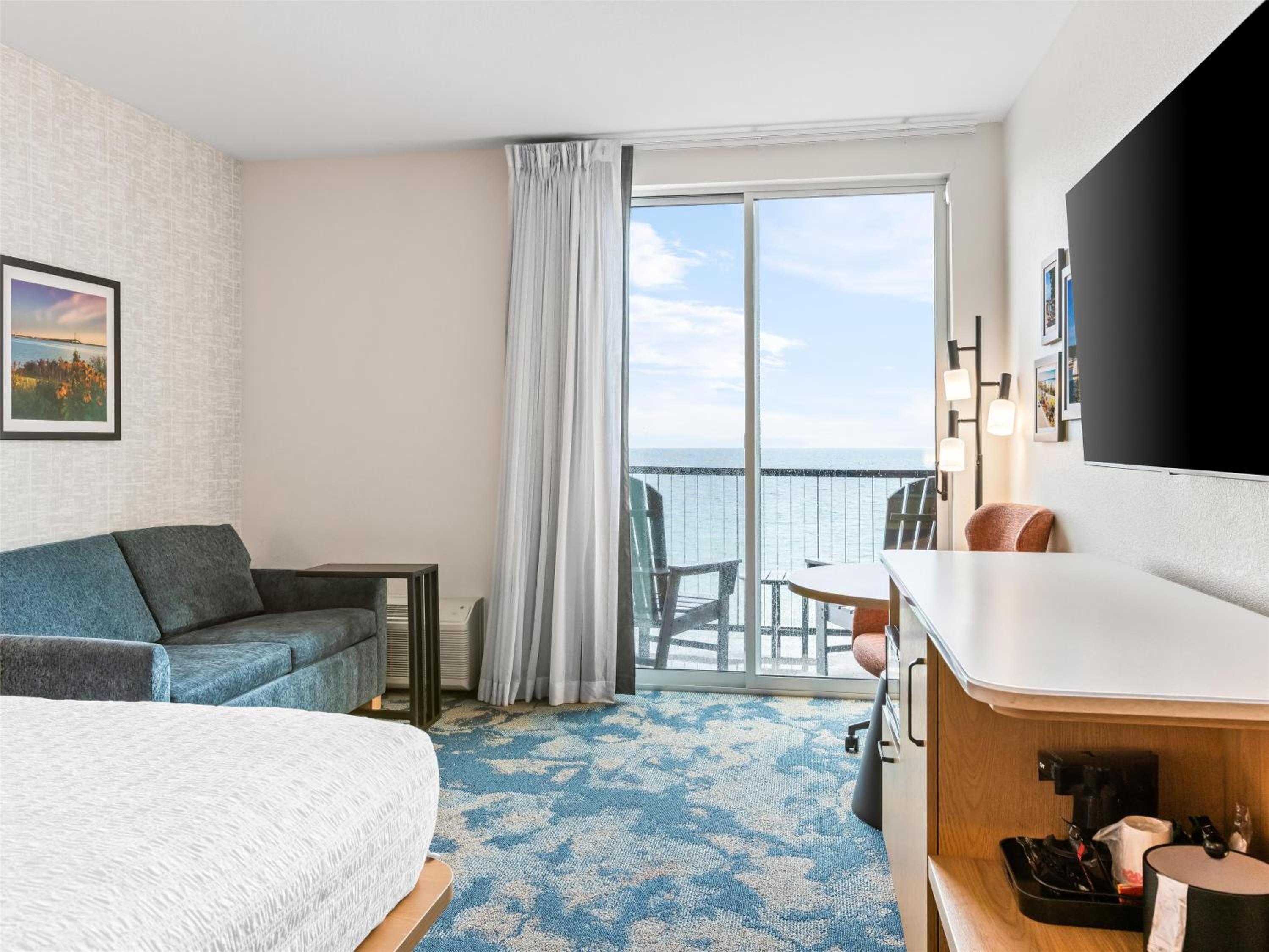 King Room with Sofa Bed and Balcony - Lake View/Patio