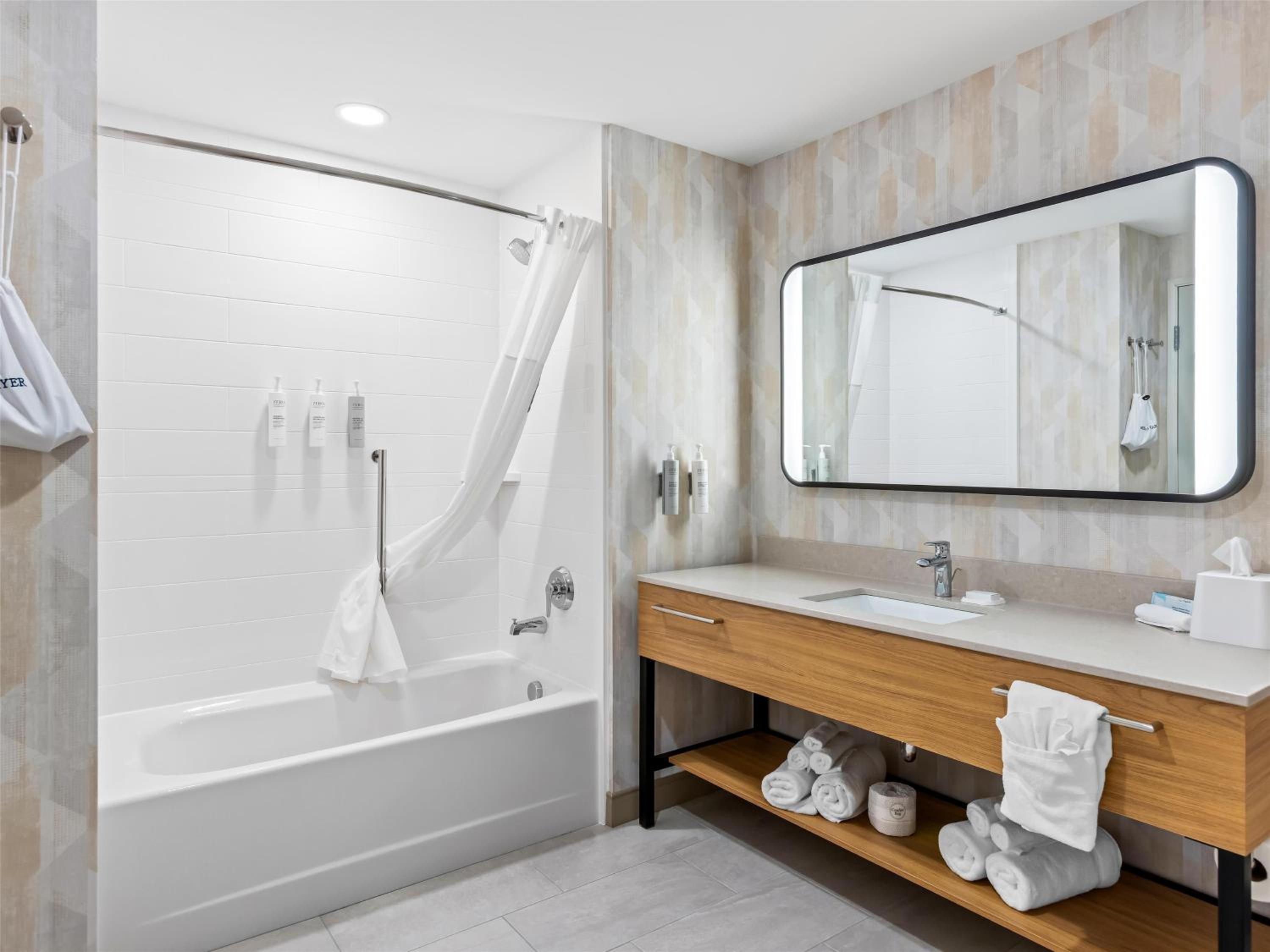 One-Bedroom King Suite with Lake View and Kitchenette - Photo 7